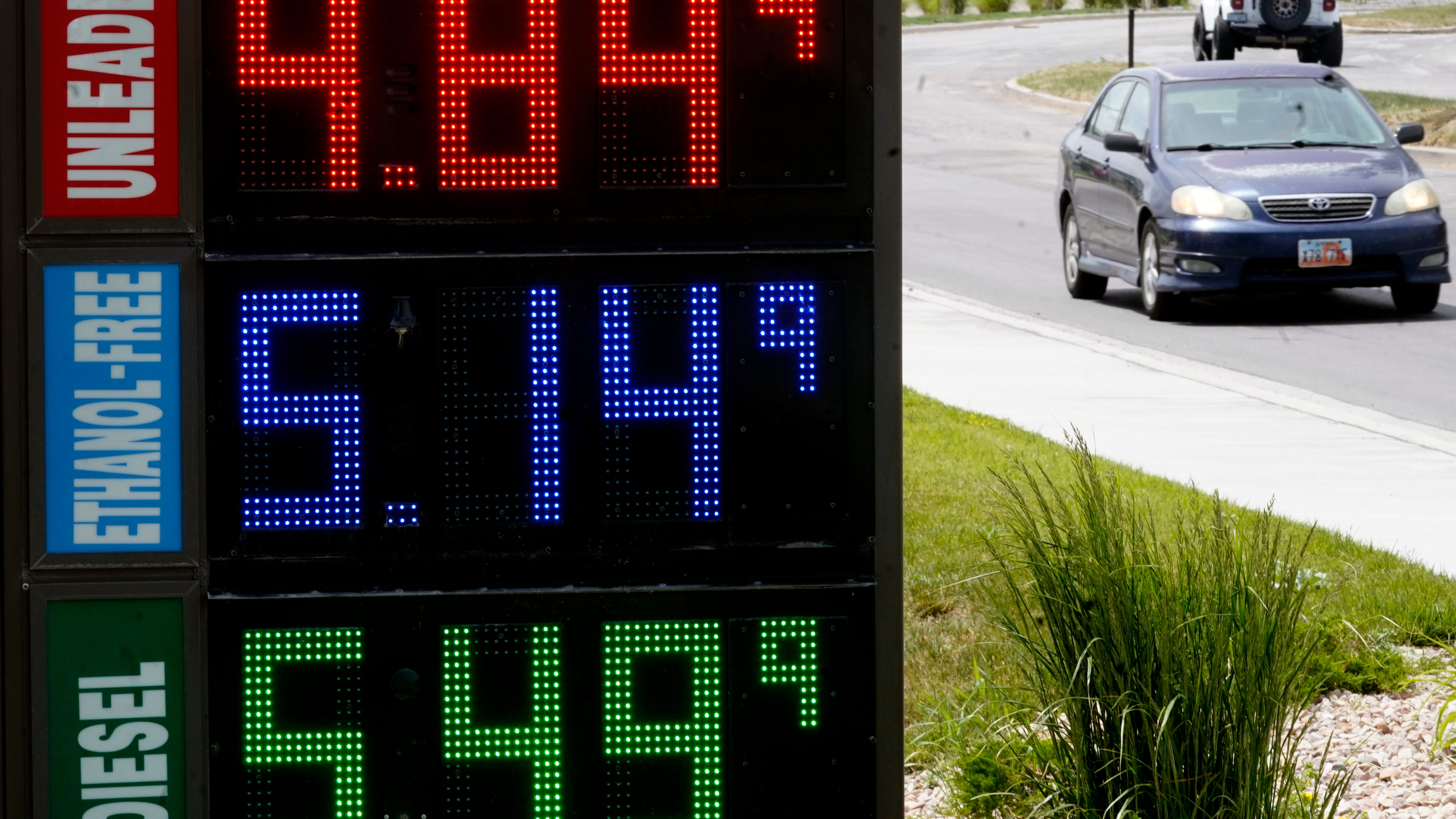 Average US gasoline price falls 19 cents to $4.86 per gallon