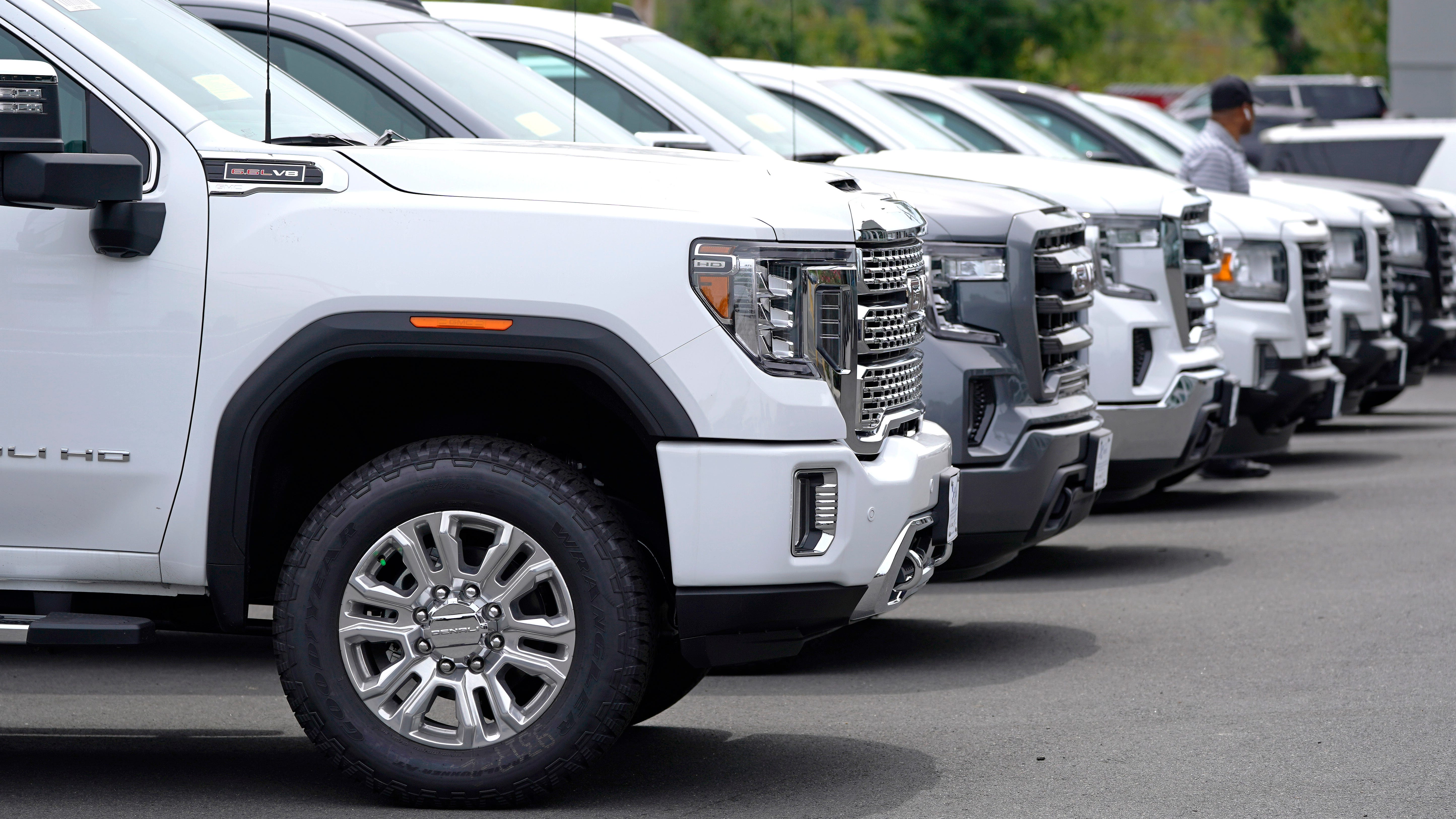 U.S. auto sales fall in Q1 as chip shortage slows factories