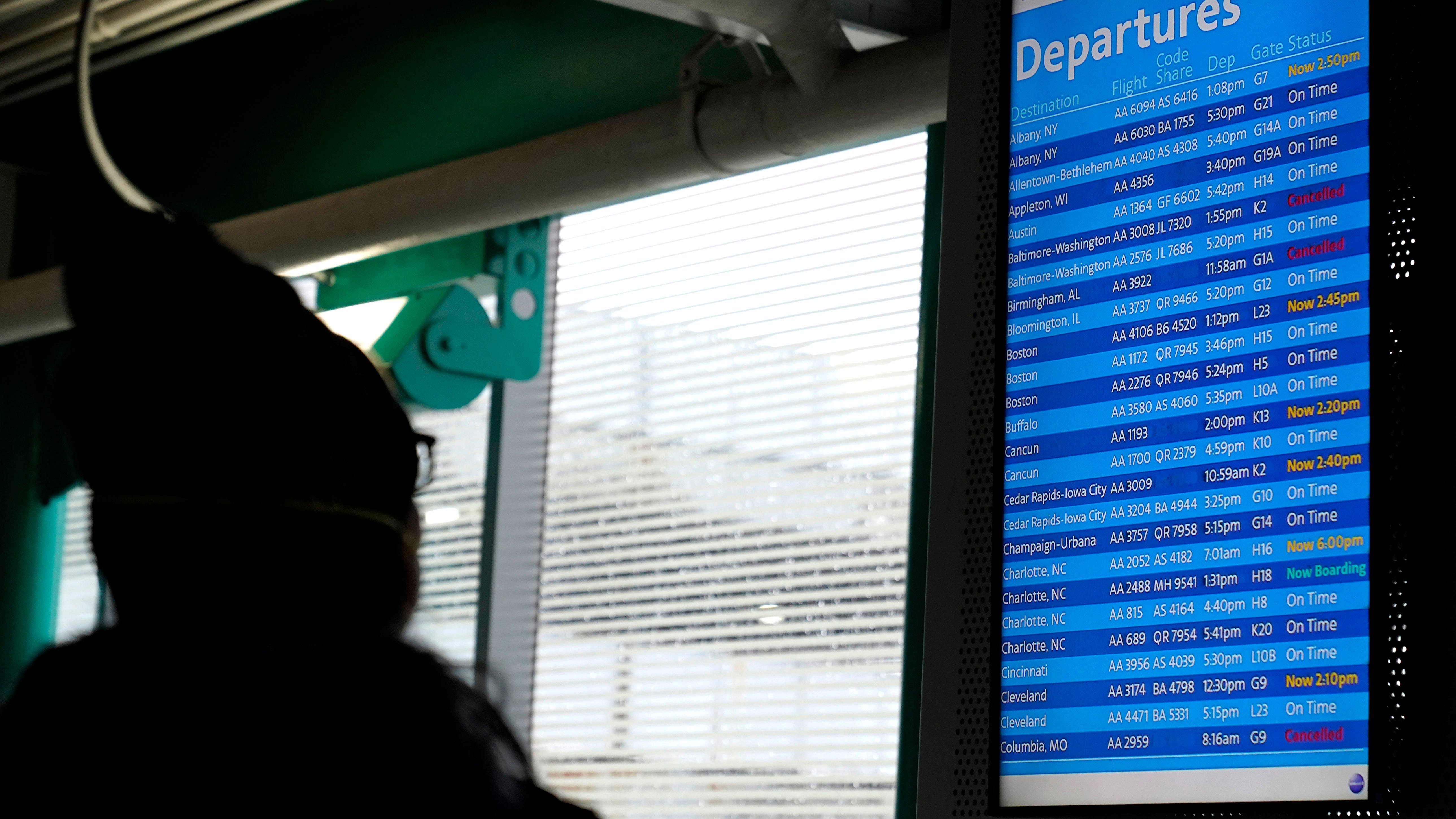 Widespread flight cancellations continue as omicron spreads