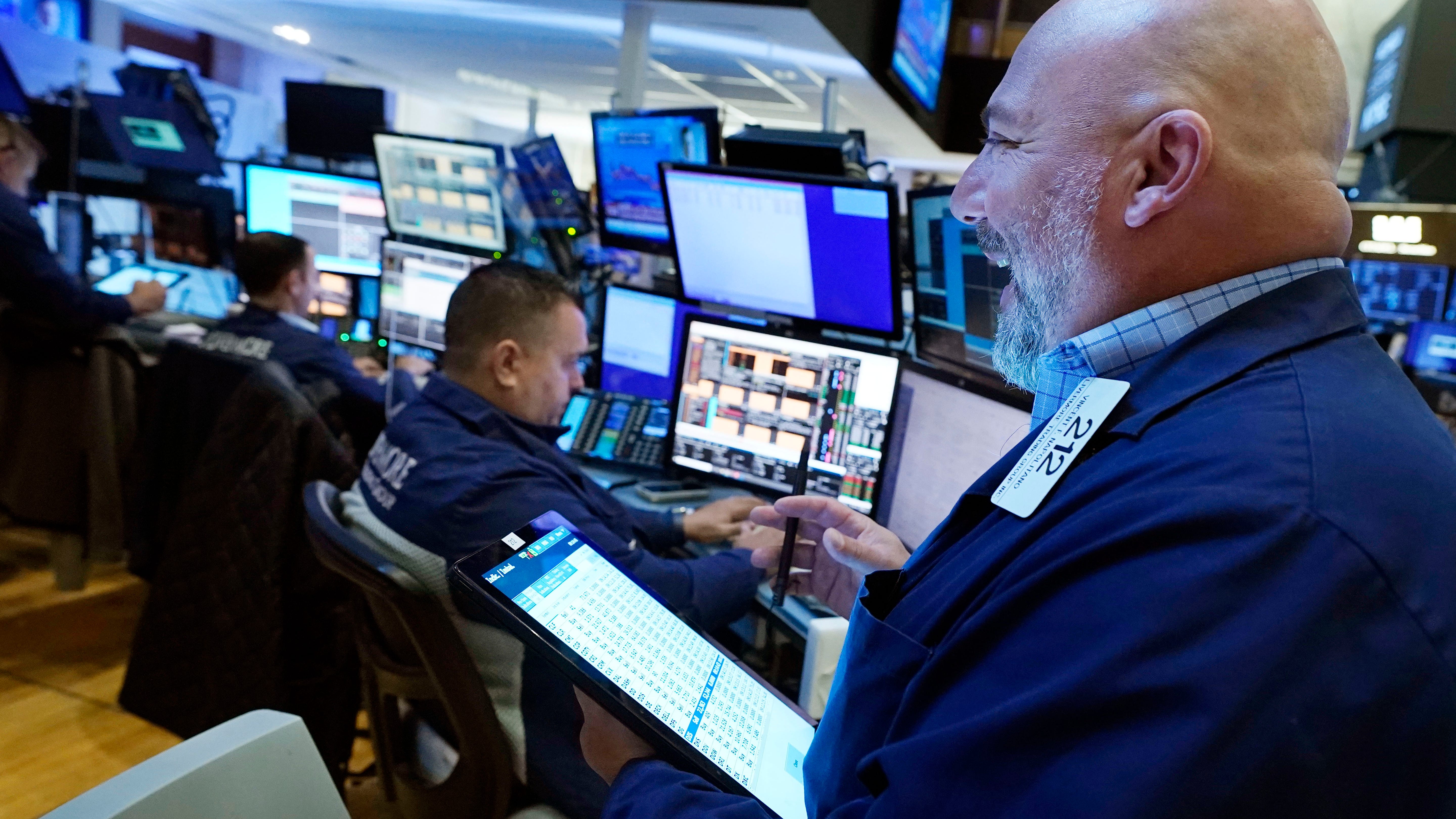 US stocks wobble, hover around record highs set last week