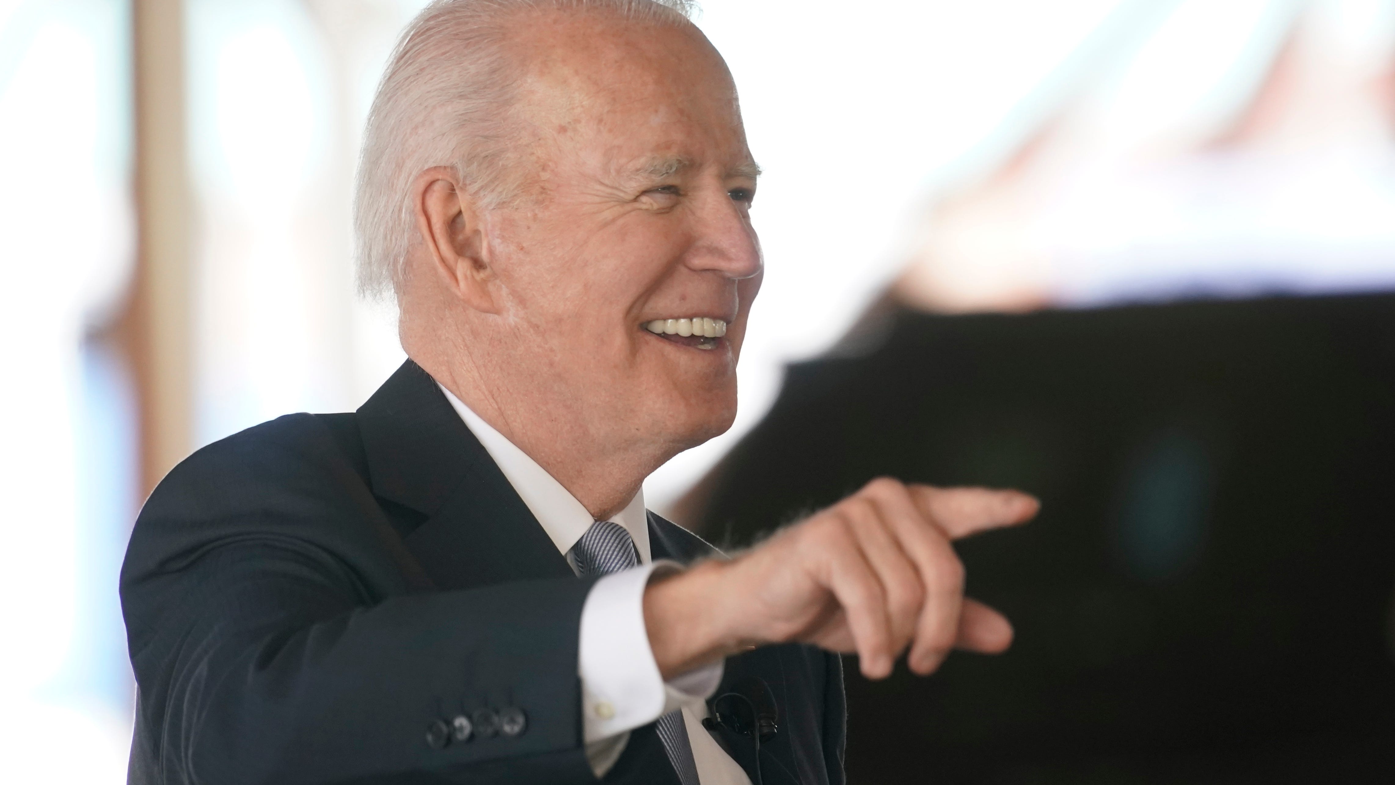Biden sees quake-resistant runway to start Northwest swing