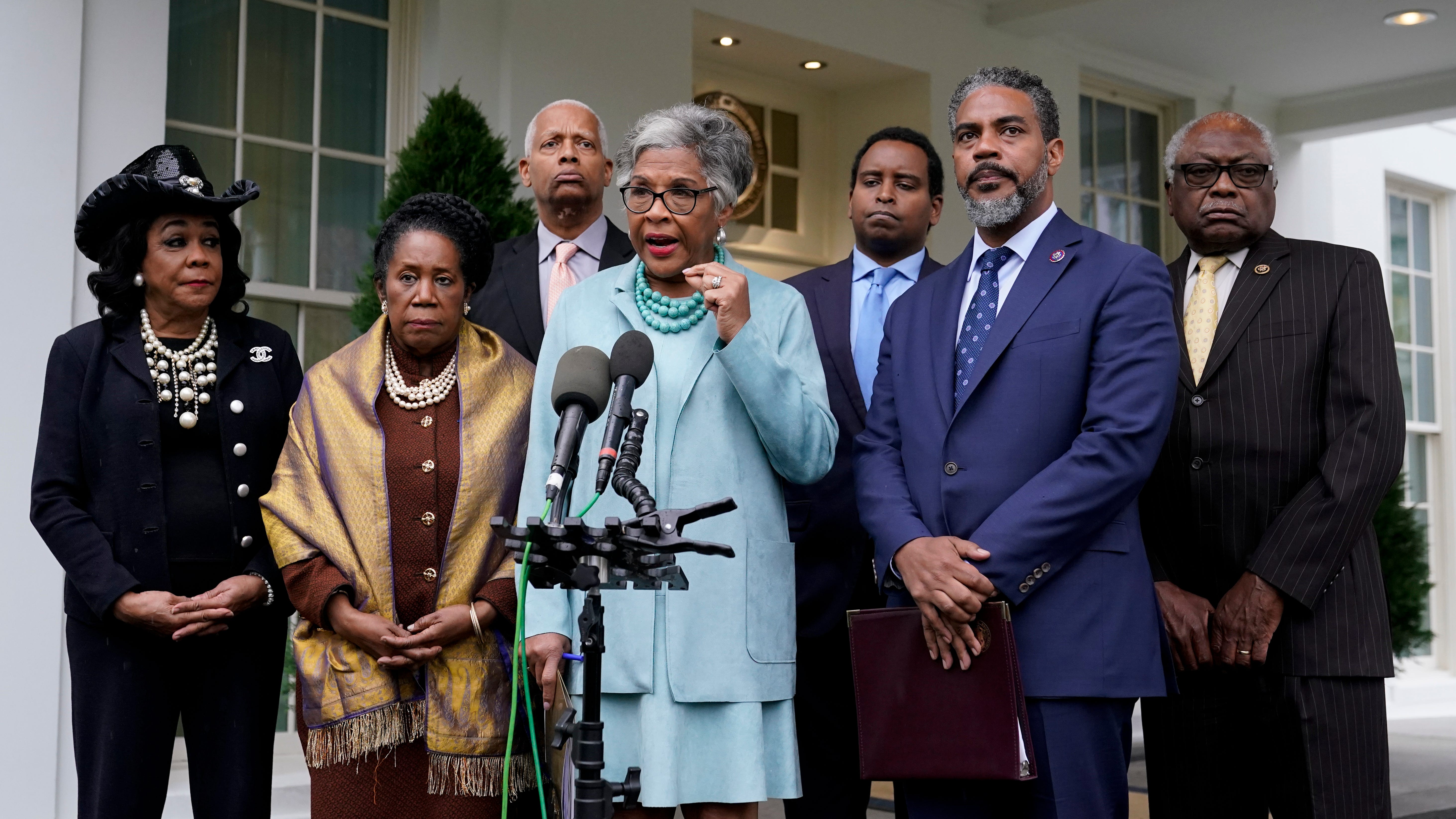 Agenda languishing, Democrats press Biden to go it alone 