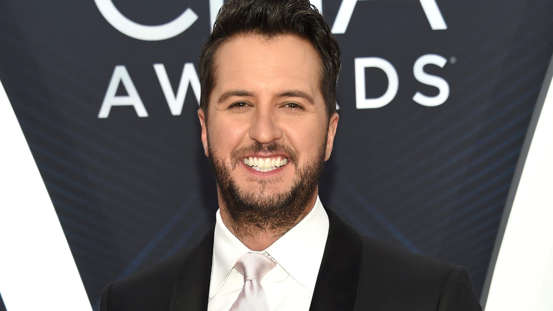 Country star Luke Bryan to host CMA Awards 