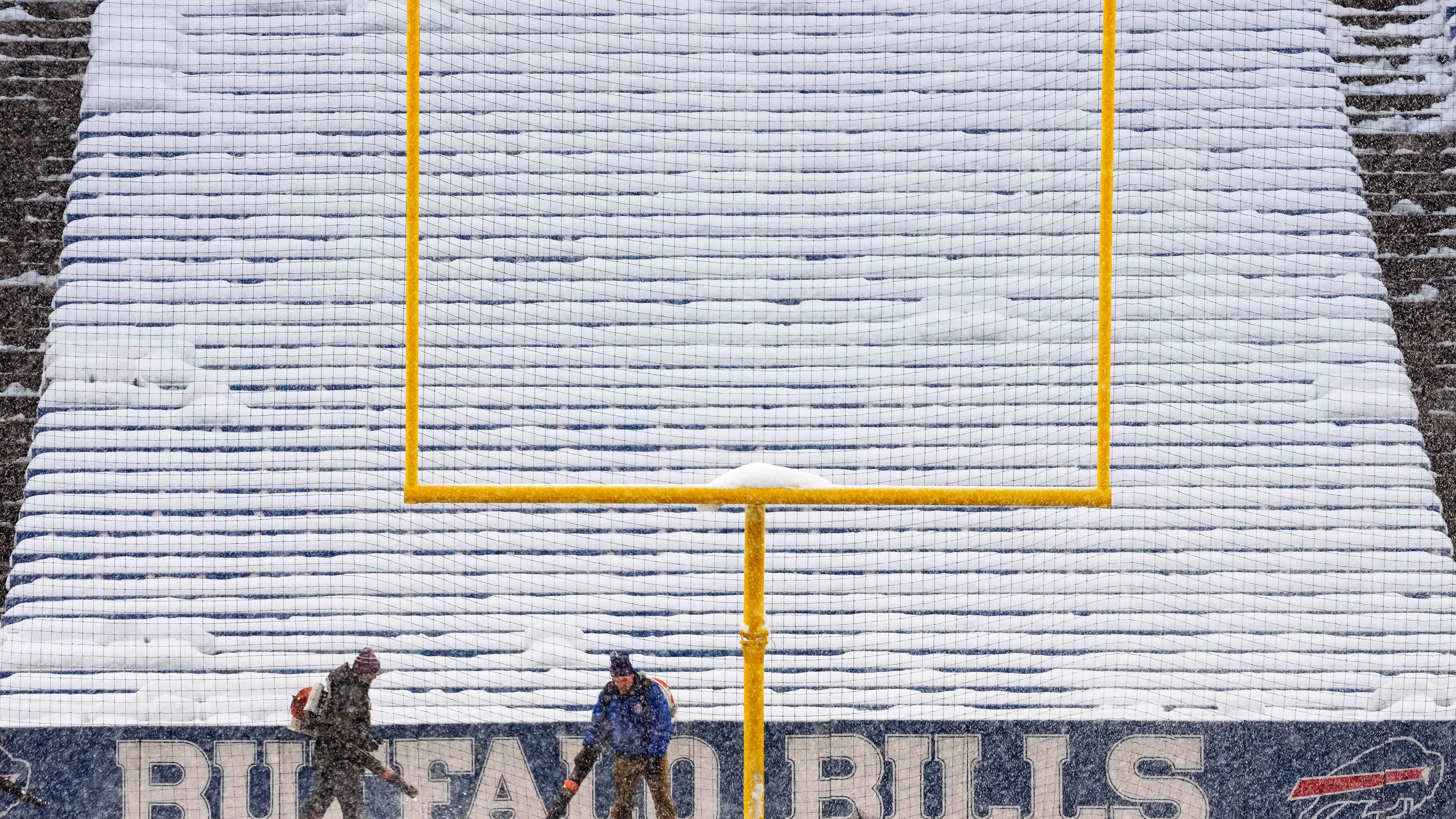 Snow pummels parts of Northeast; thousands without power