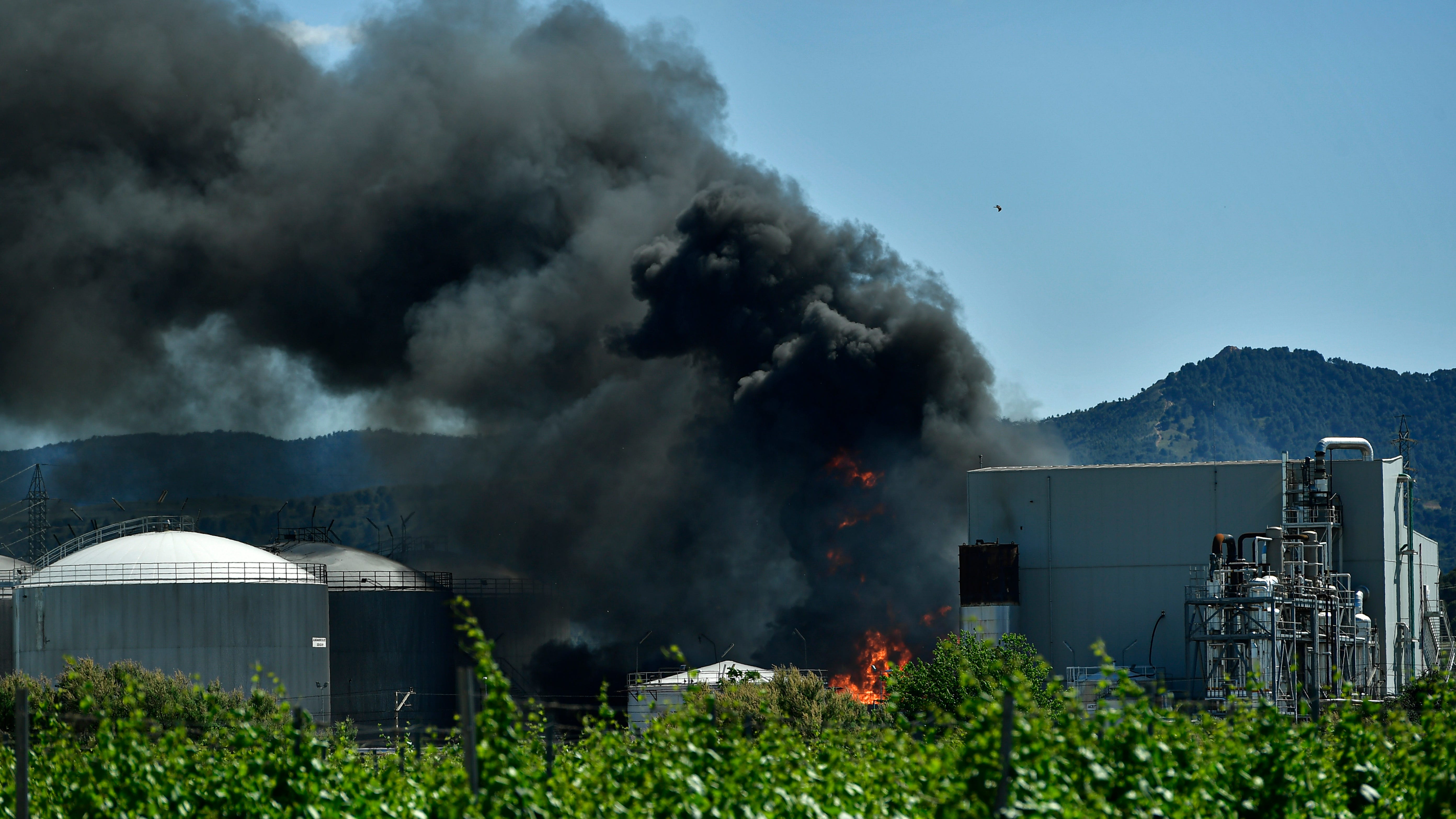 Explosion at Spanish plant leaves 2 dead; 250 kids evacuated