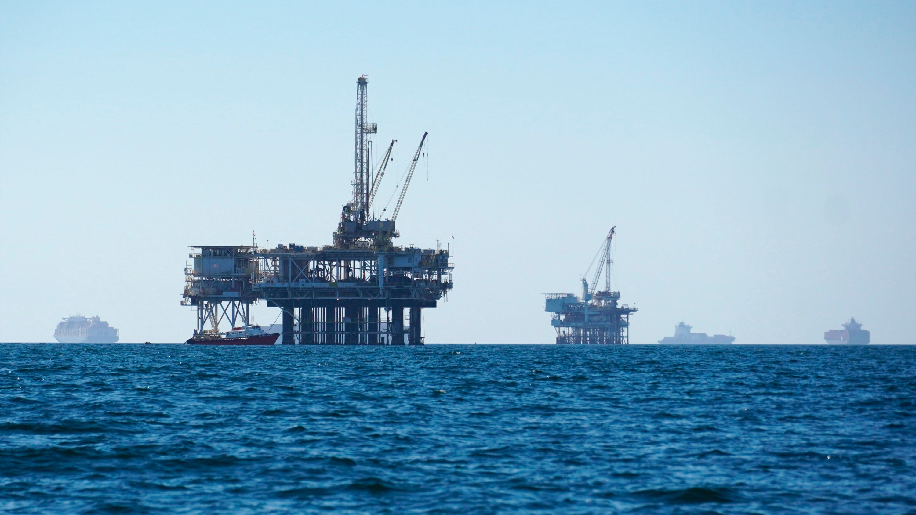 Ship anchor suspected in pipeline break that fouled beaches 