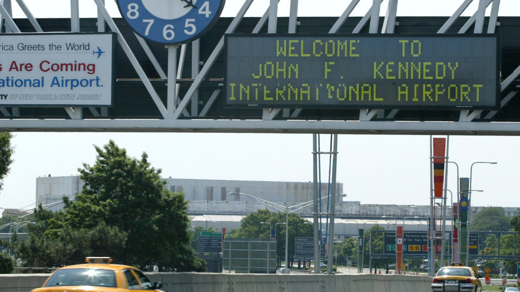 Agencies investigate averted plane crash at New York airport