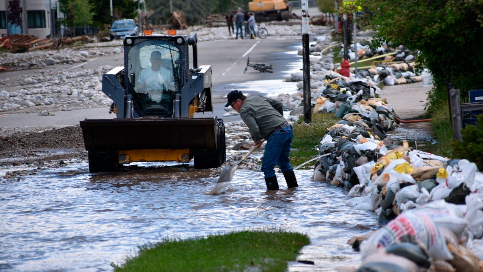 Yellowstone flooding forces 10,000 to leave national park