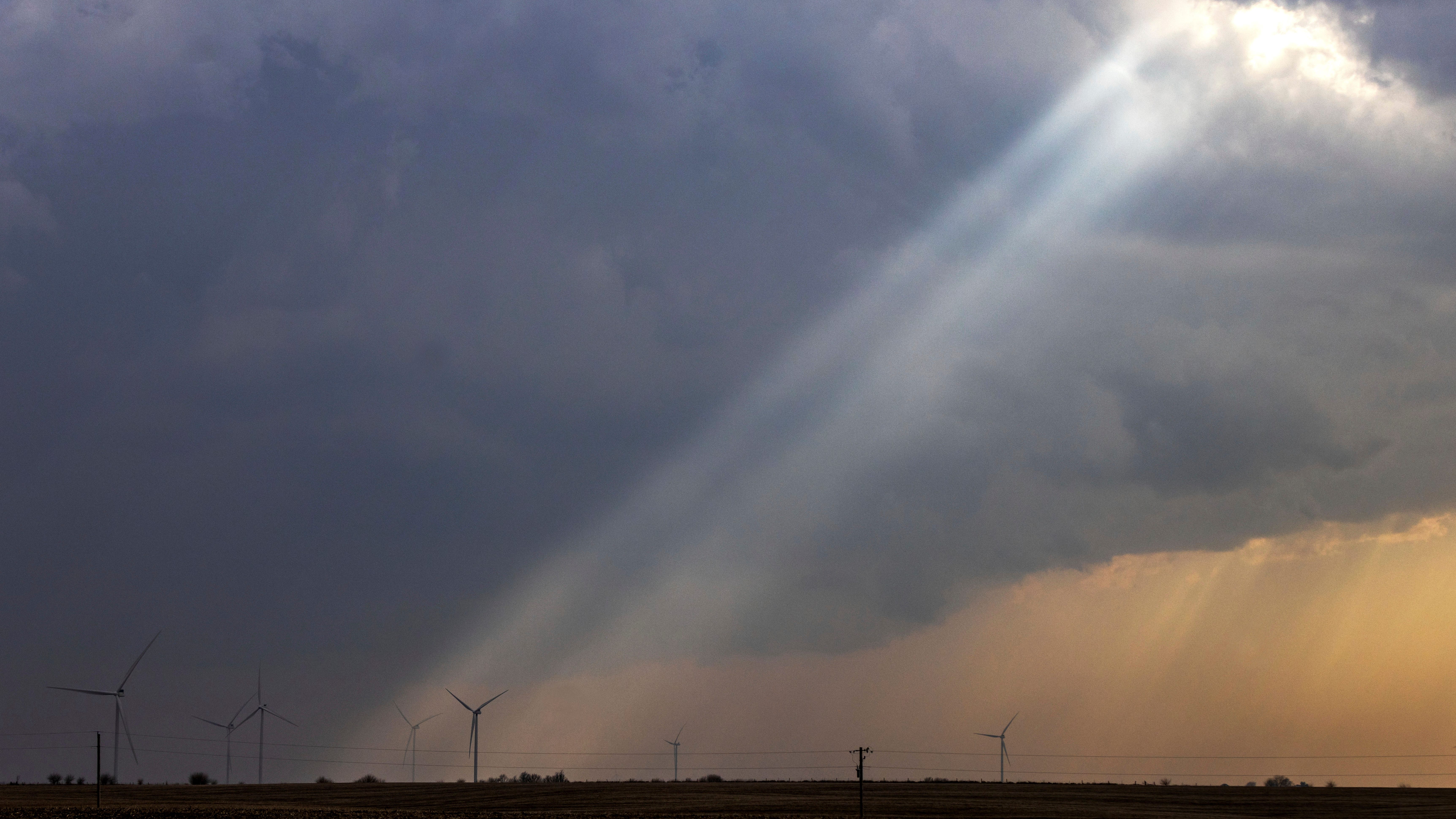Severe storms including hail, tornadoes hit Midwest, South