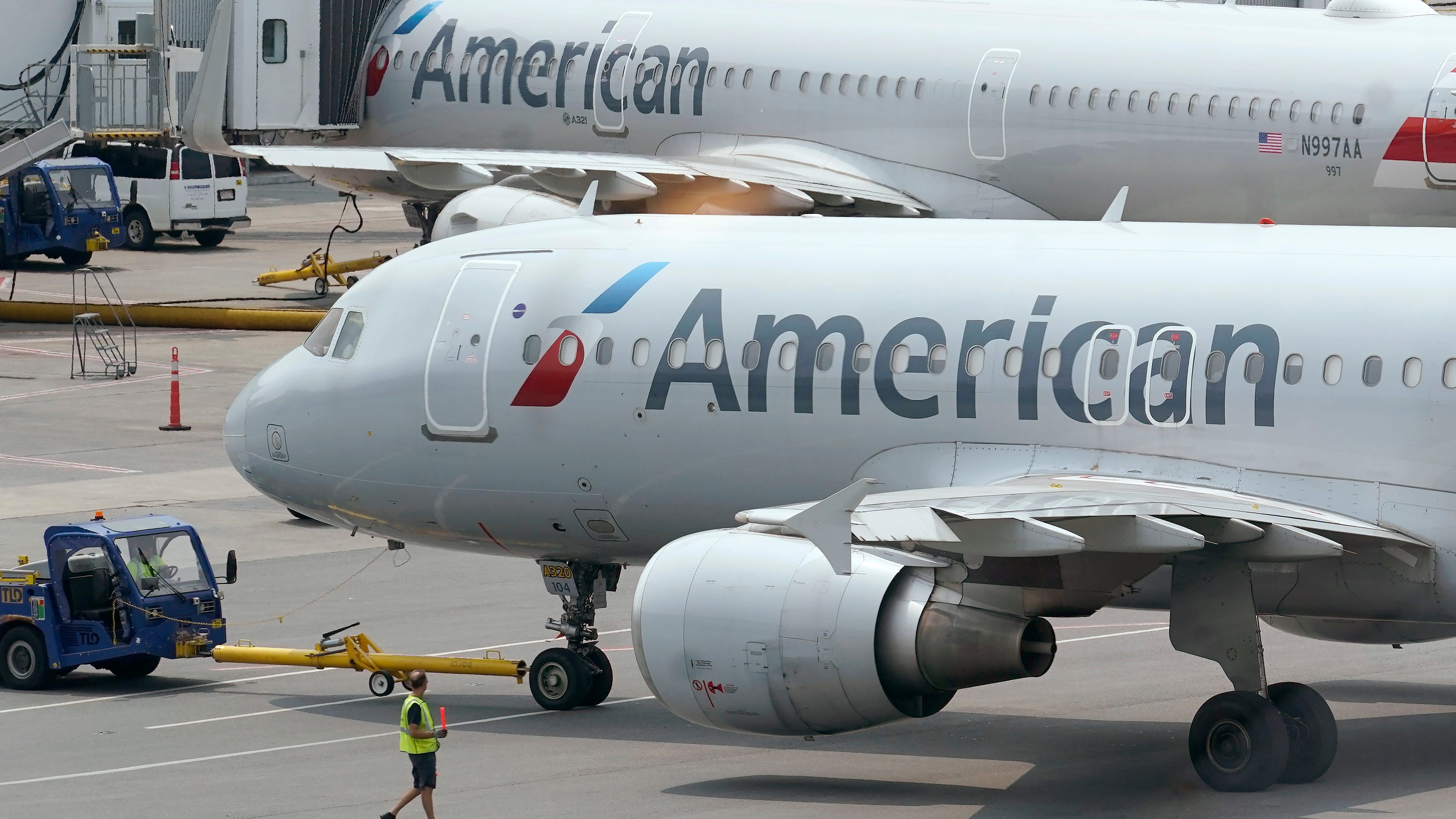 American Airlines reports $931 million fourth-quarter loss