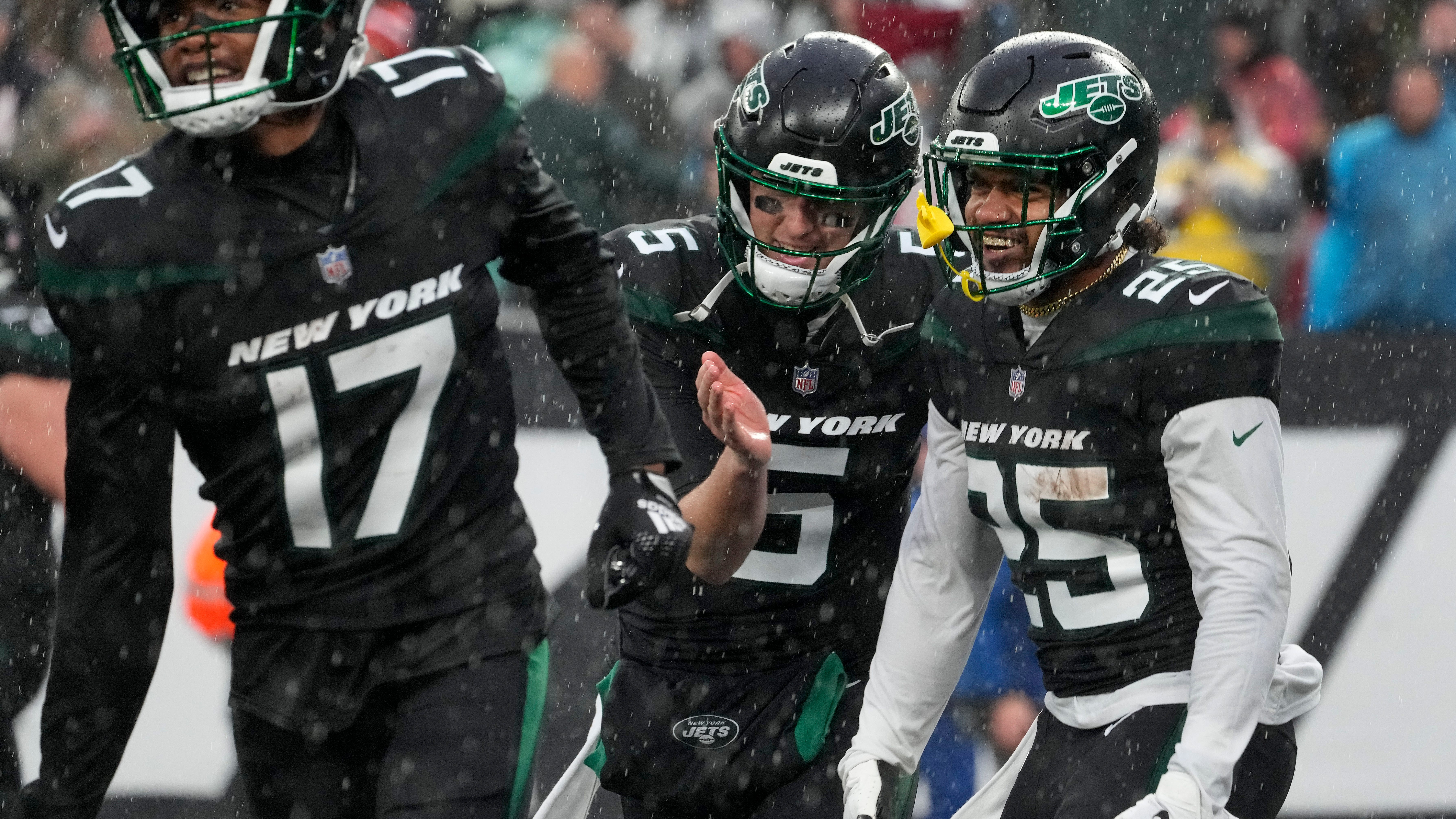 White throws 3 TD passes to lead Jets past Bears 31-10