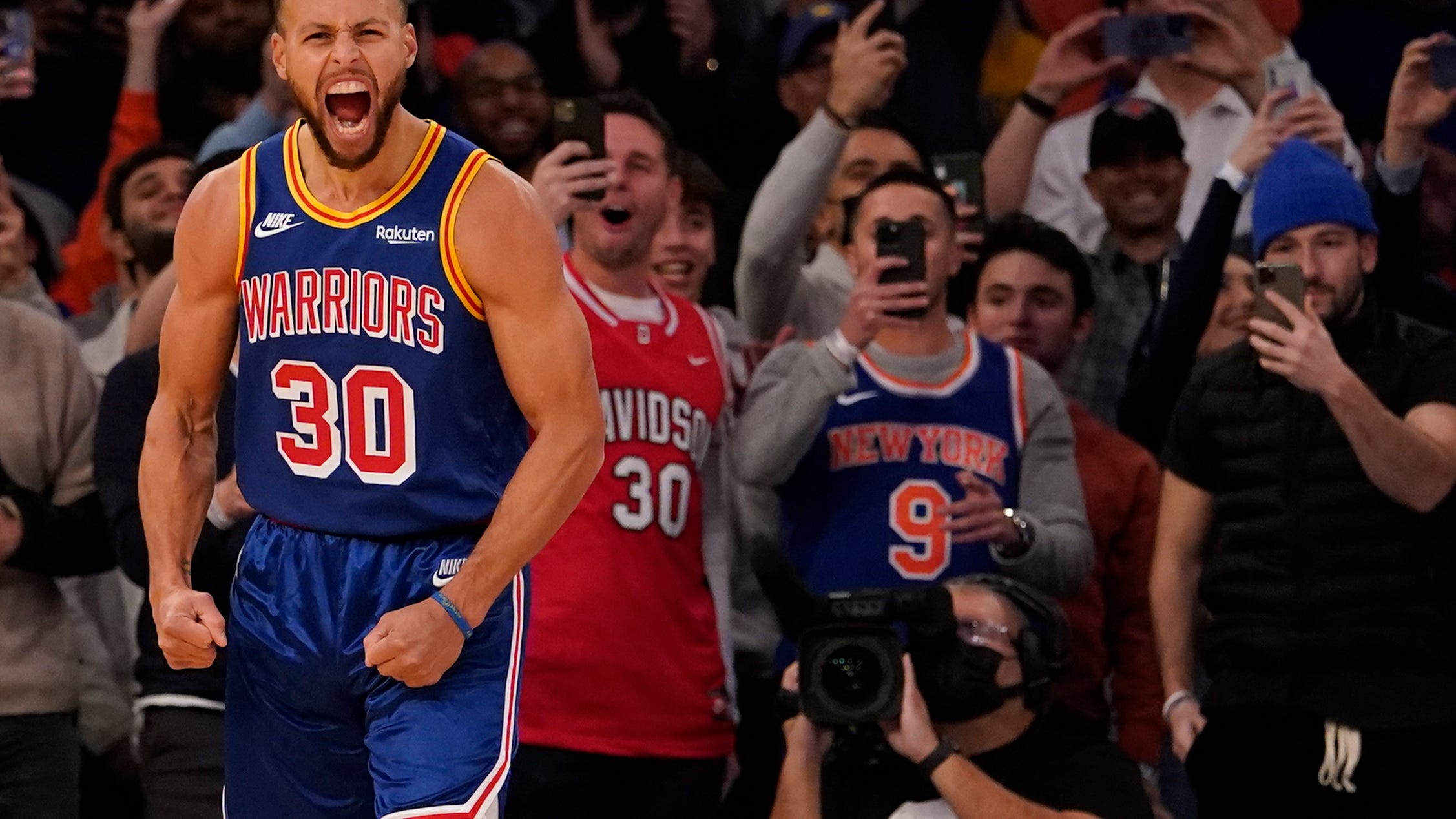 Warriors' Stephen Curry breaks the NBA career 3-point record