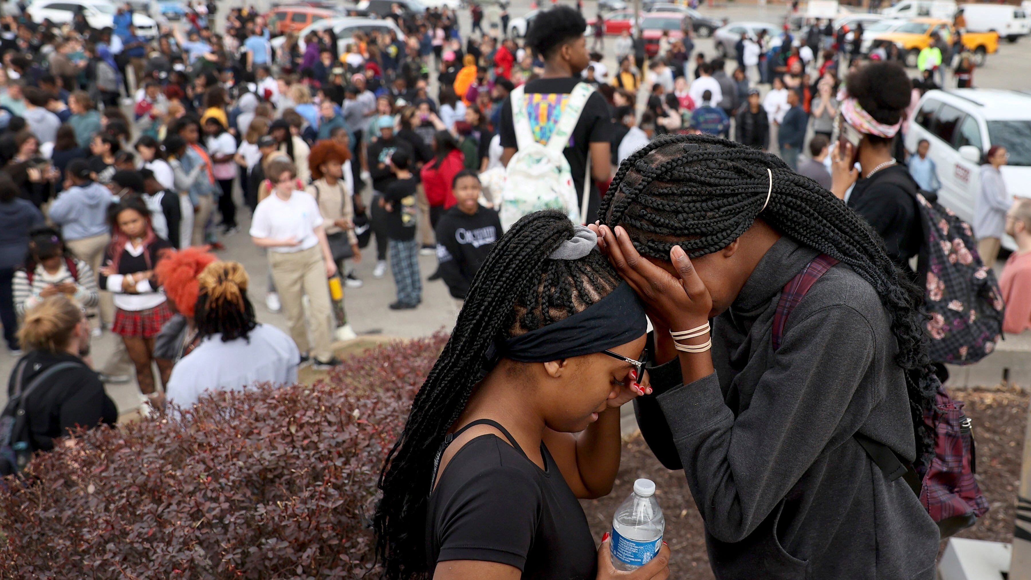 2 killed in shooting at St. Louis high school; gunman dead