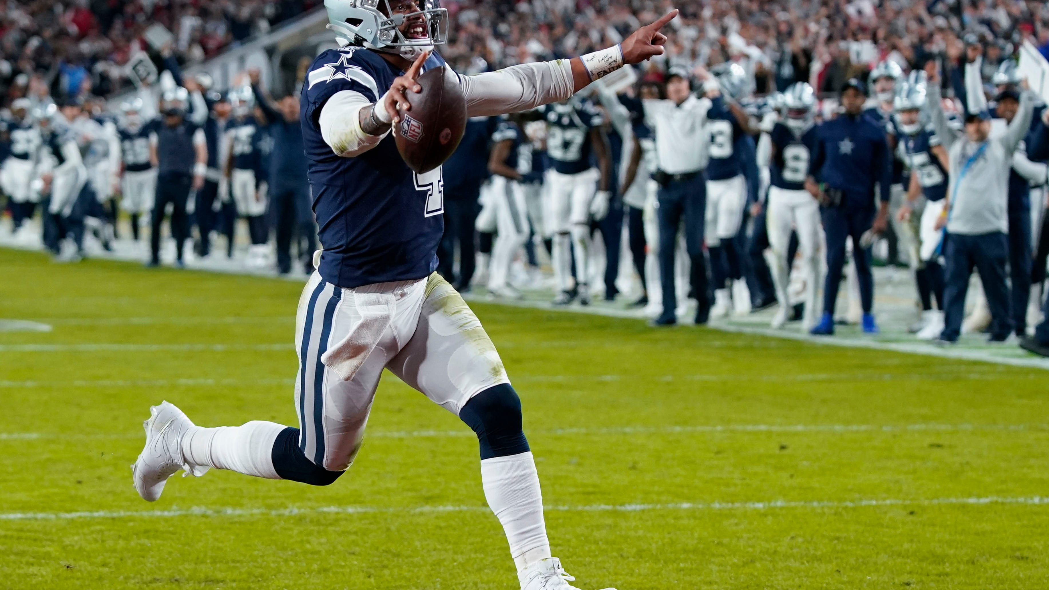 Prescott outshines Brady, Cowboys dominate Buccaneers 31-14