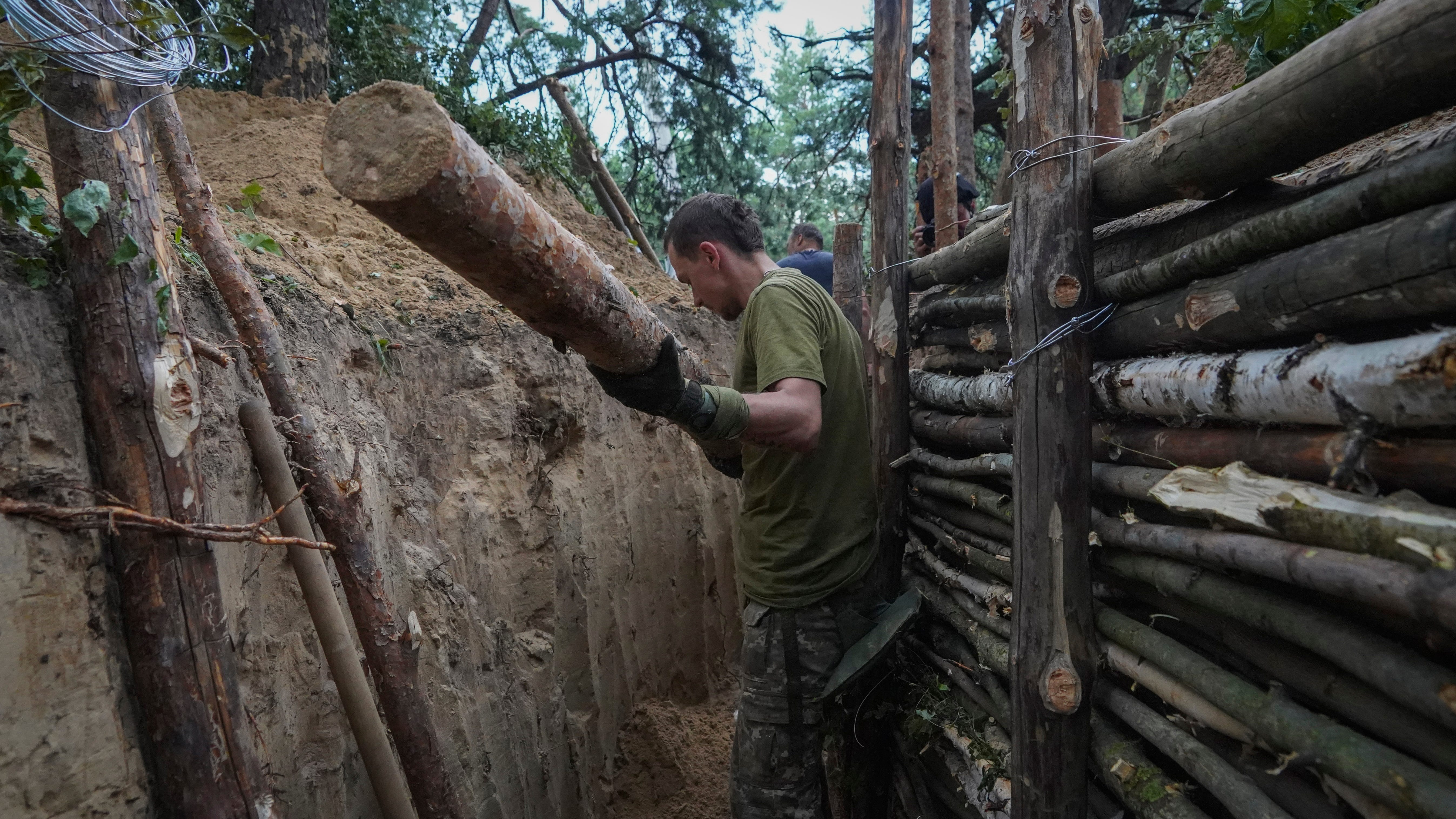 Ukrainian governor urges evacuation of 350,000 residents