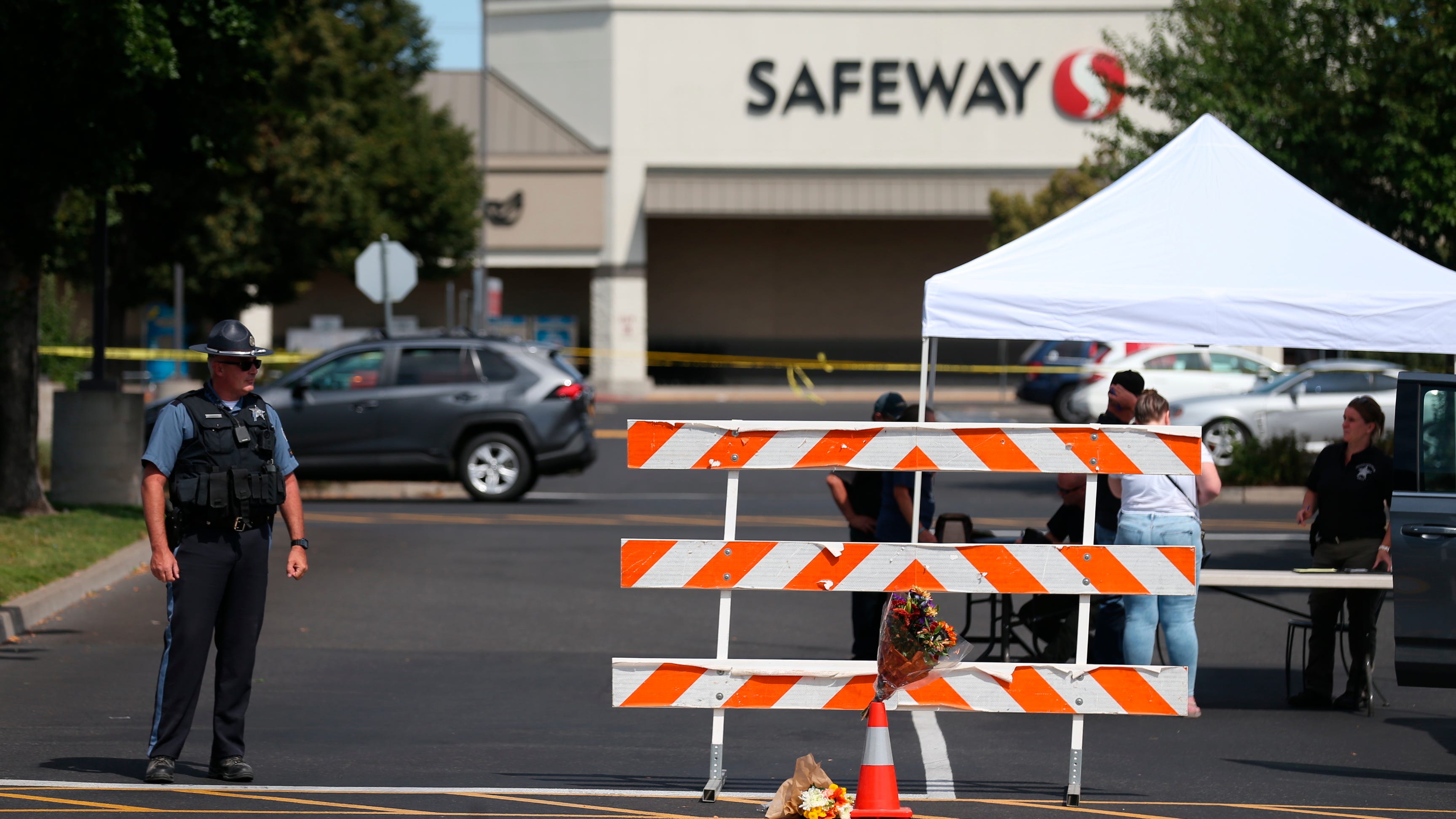 Police: Heroic Safeway employee confronted gunman in store