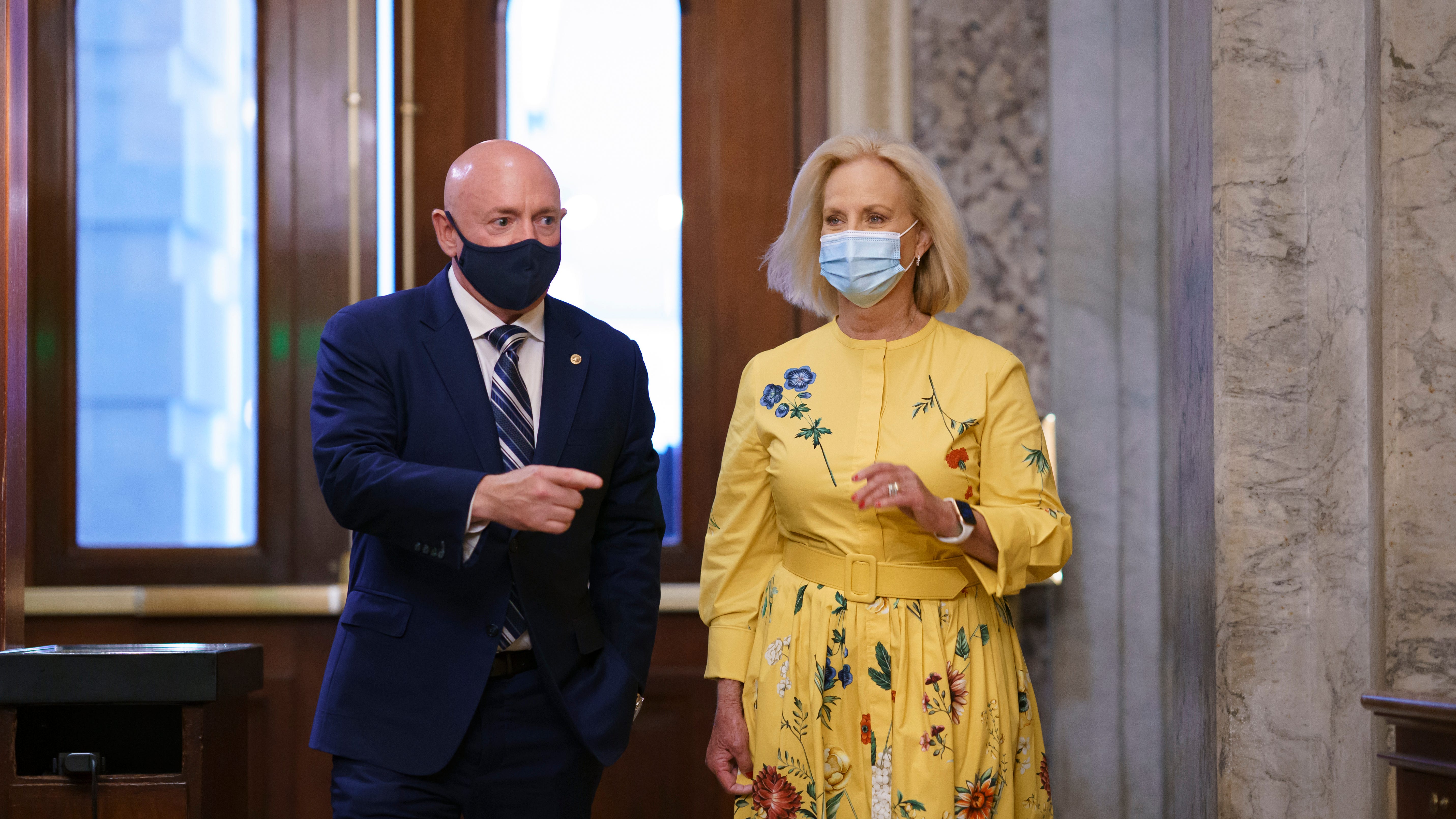 Mark Kelly pays tribute to John McCain in 1st Senate speech