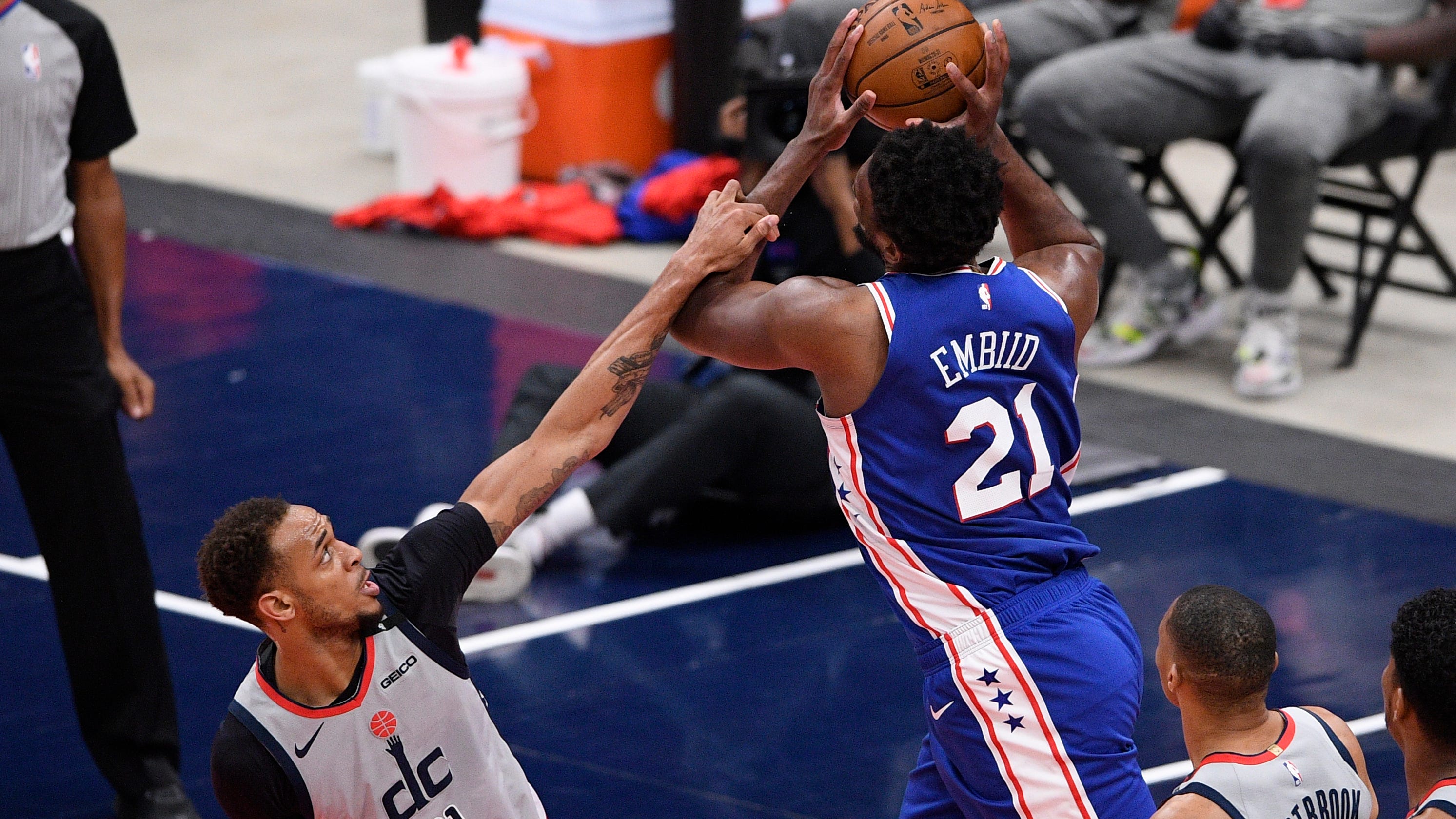 Embiid out for rest of Game 4 vs. Wizards with sore knee