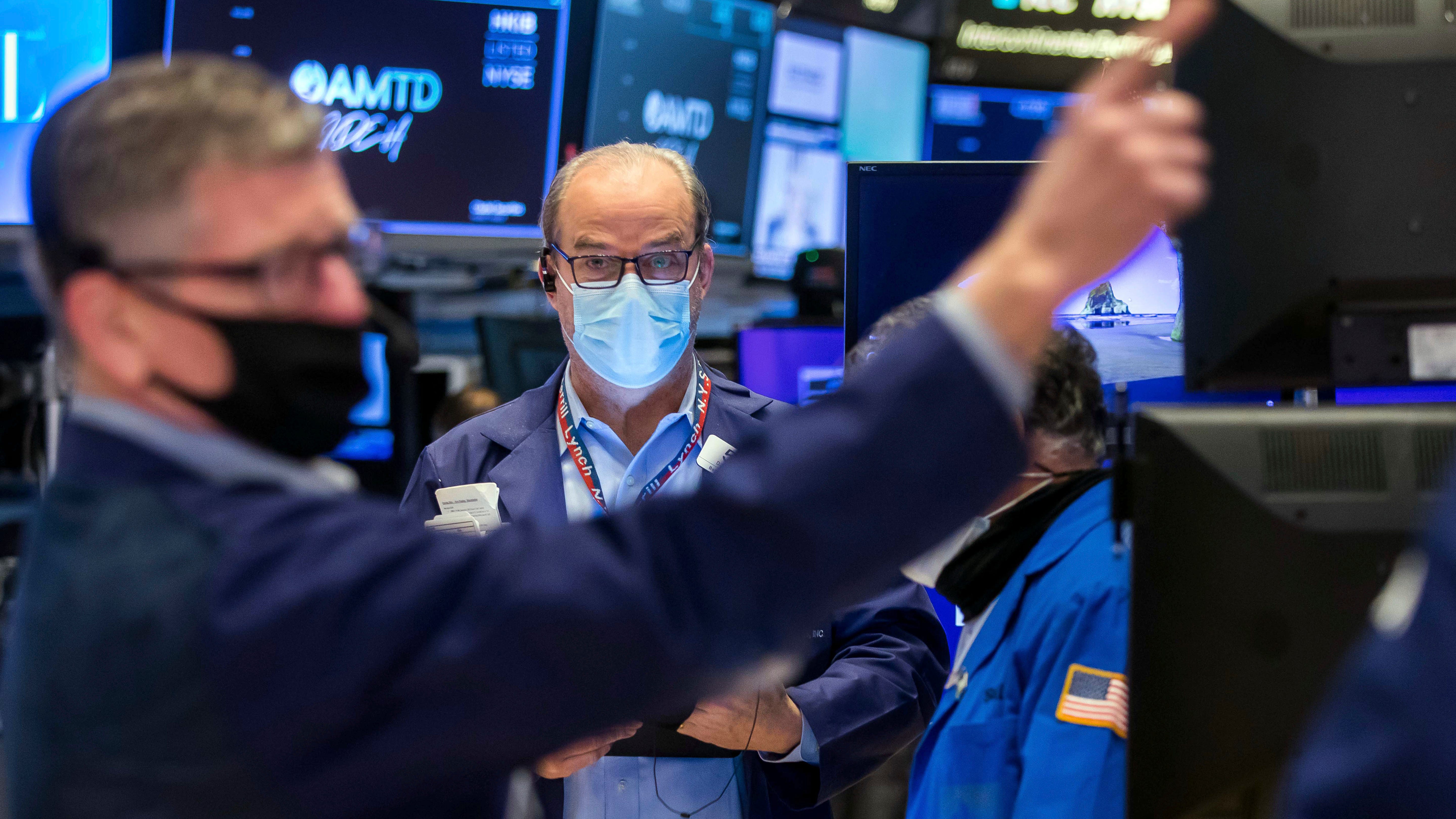 Stock losses mount as investors eye earnings, inflation