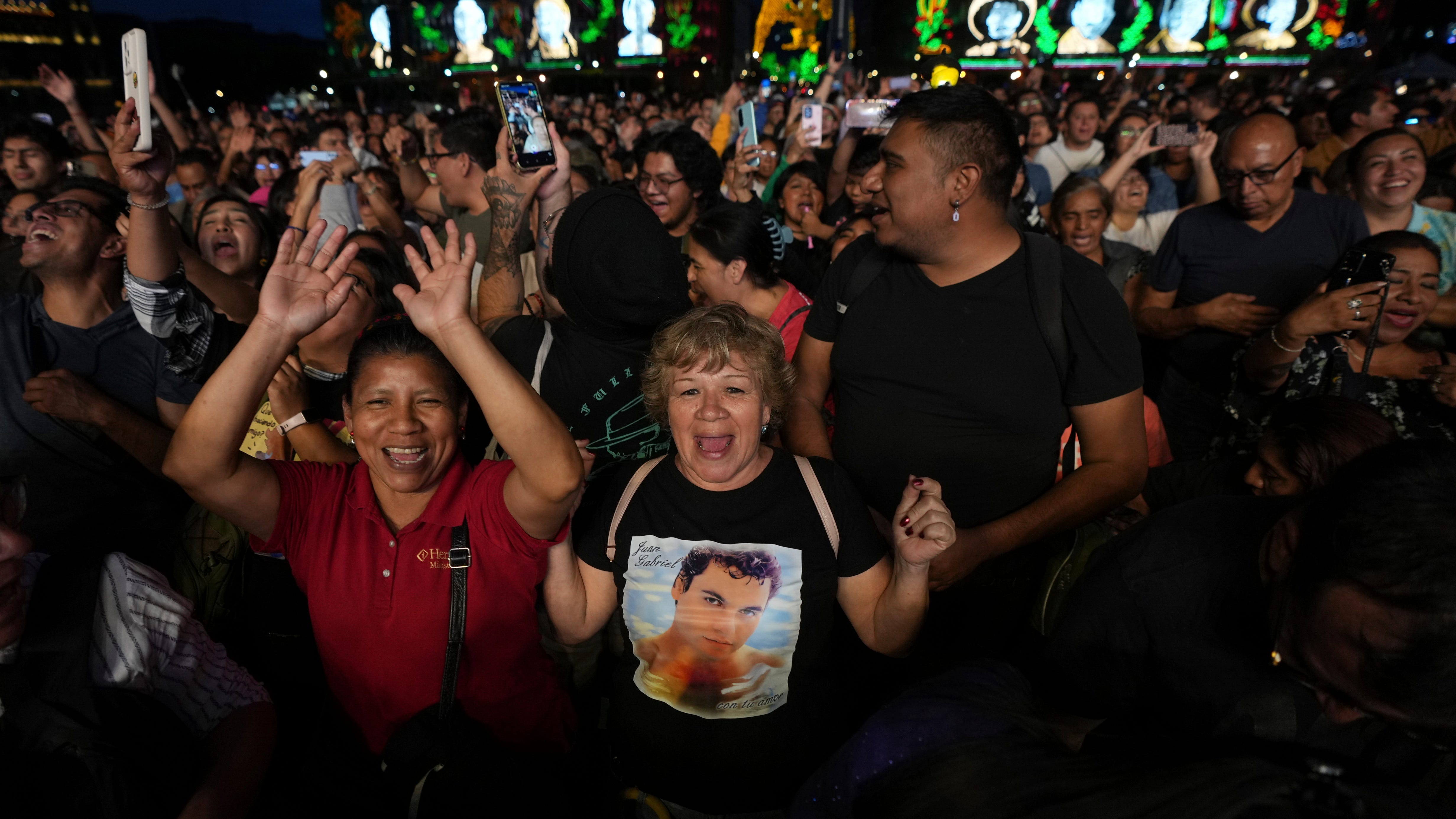 Proyección de concierto de Juan Gabriel es vista por 70.000 en el Zócalo de la Ciudad de México