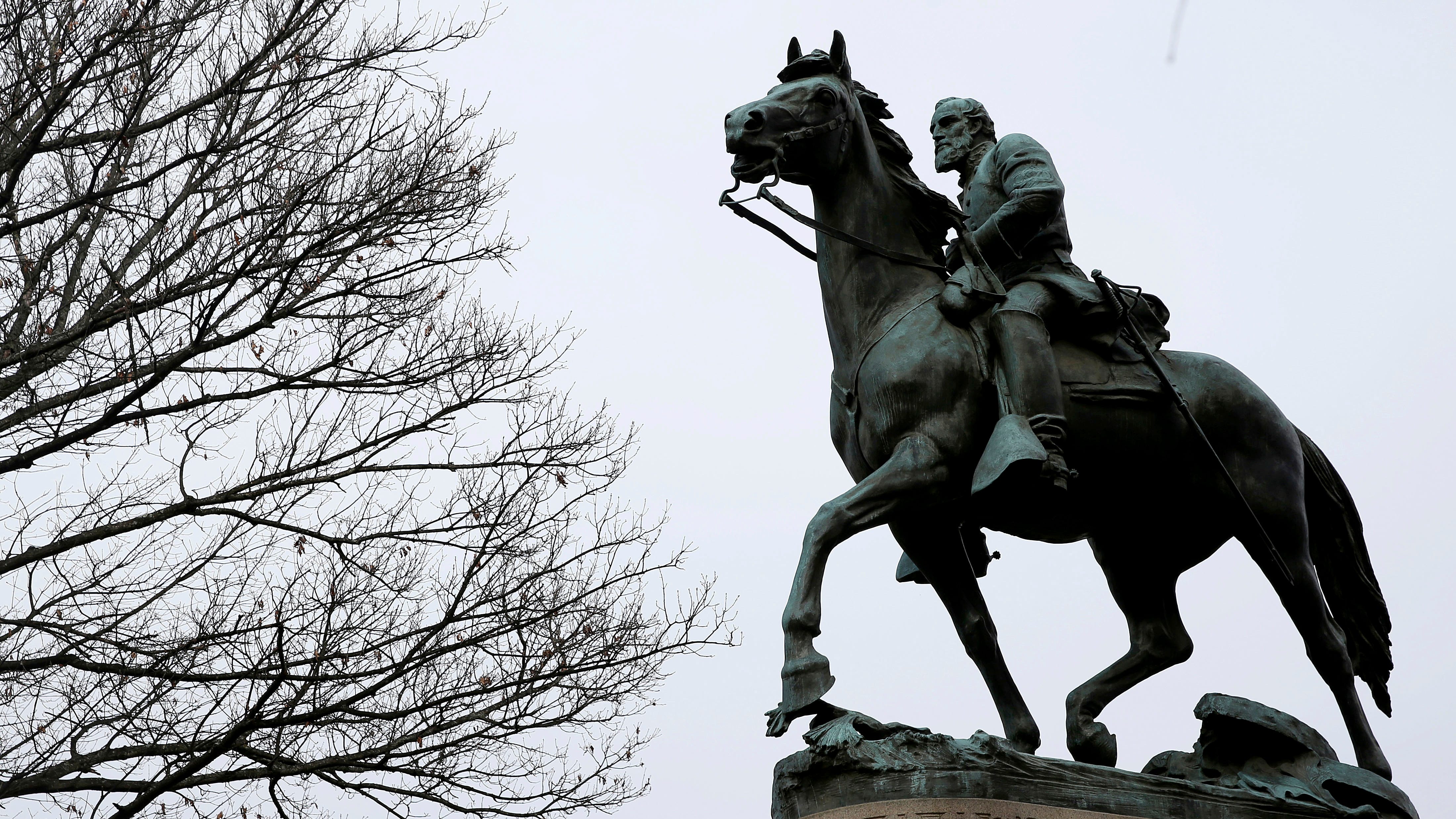 Charlottesville set to remove Lee statue that sparked rally