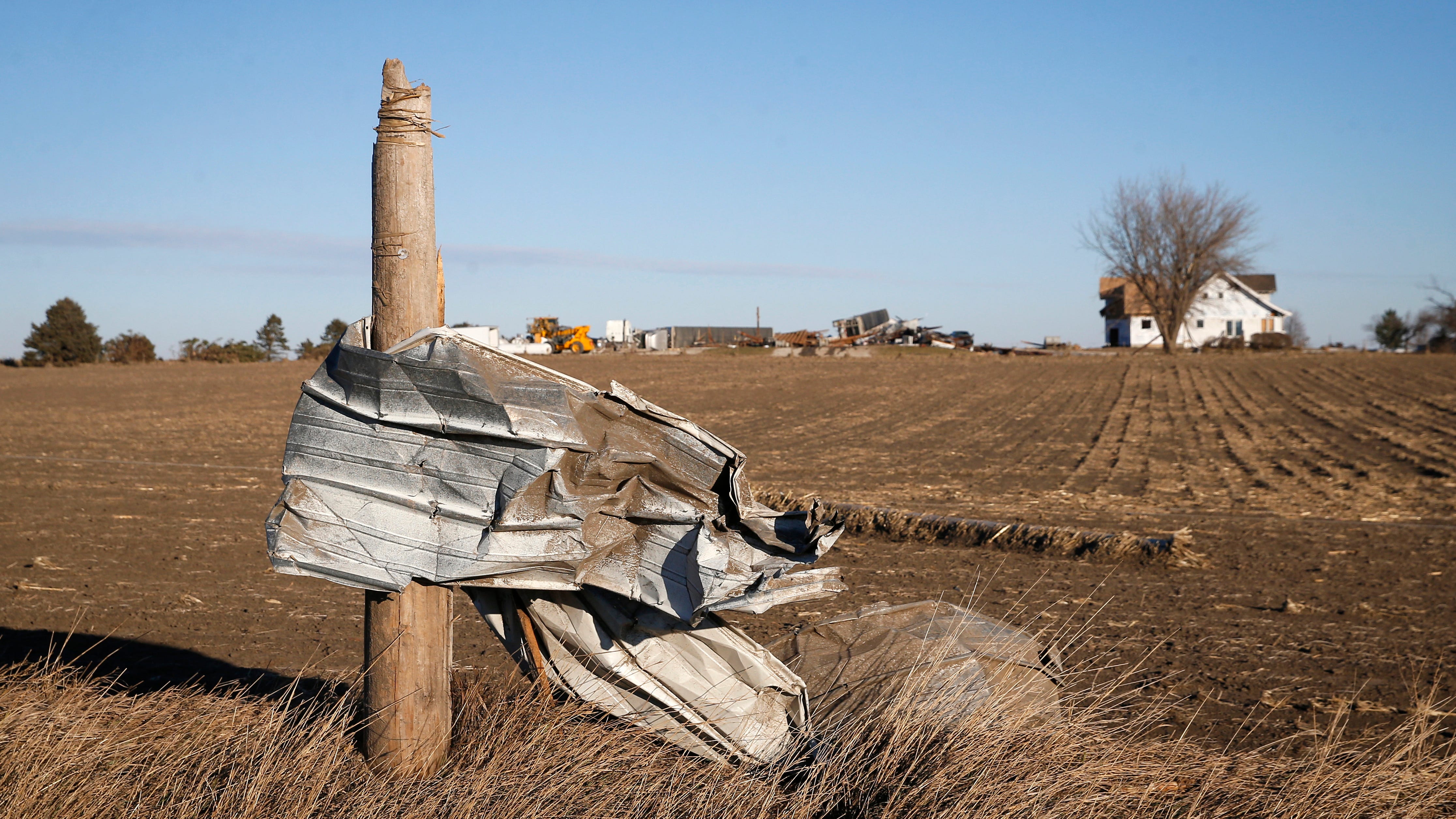 At least 5 dead as Midwest rocked by hurricane-force winds