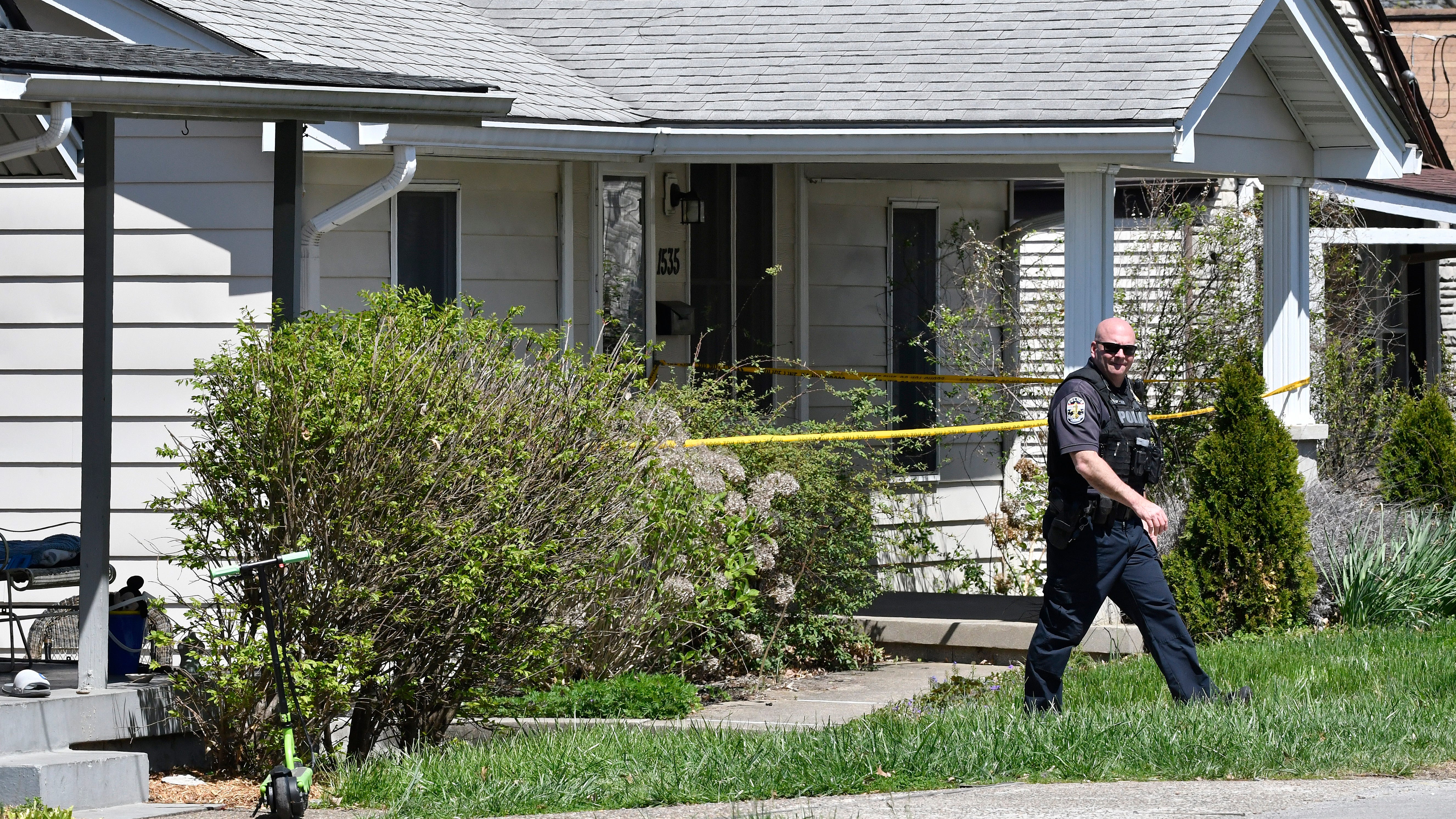 Video shows Louisville police under fire from bank shooter