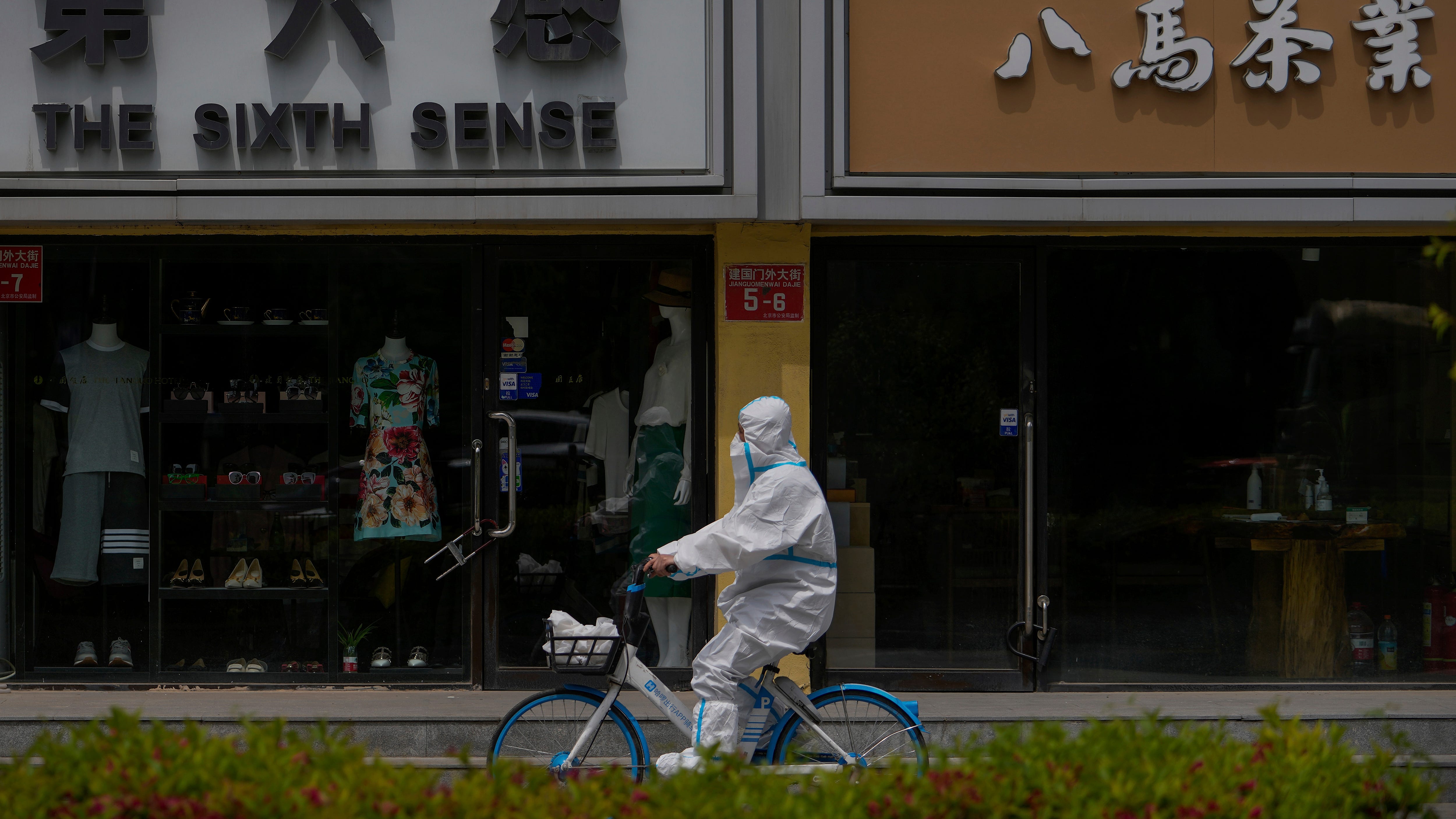 Shanghai tightens lockdown despite falling COVID cases