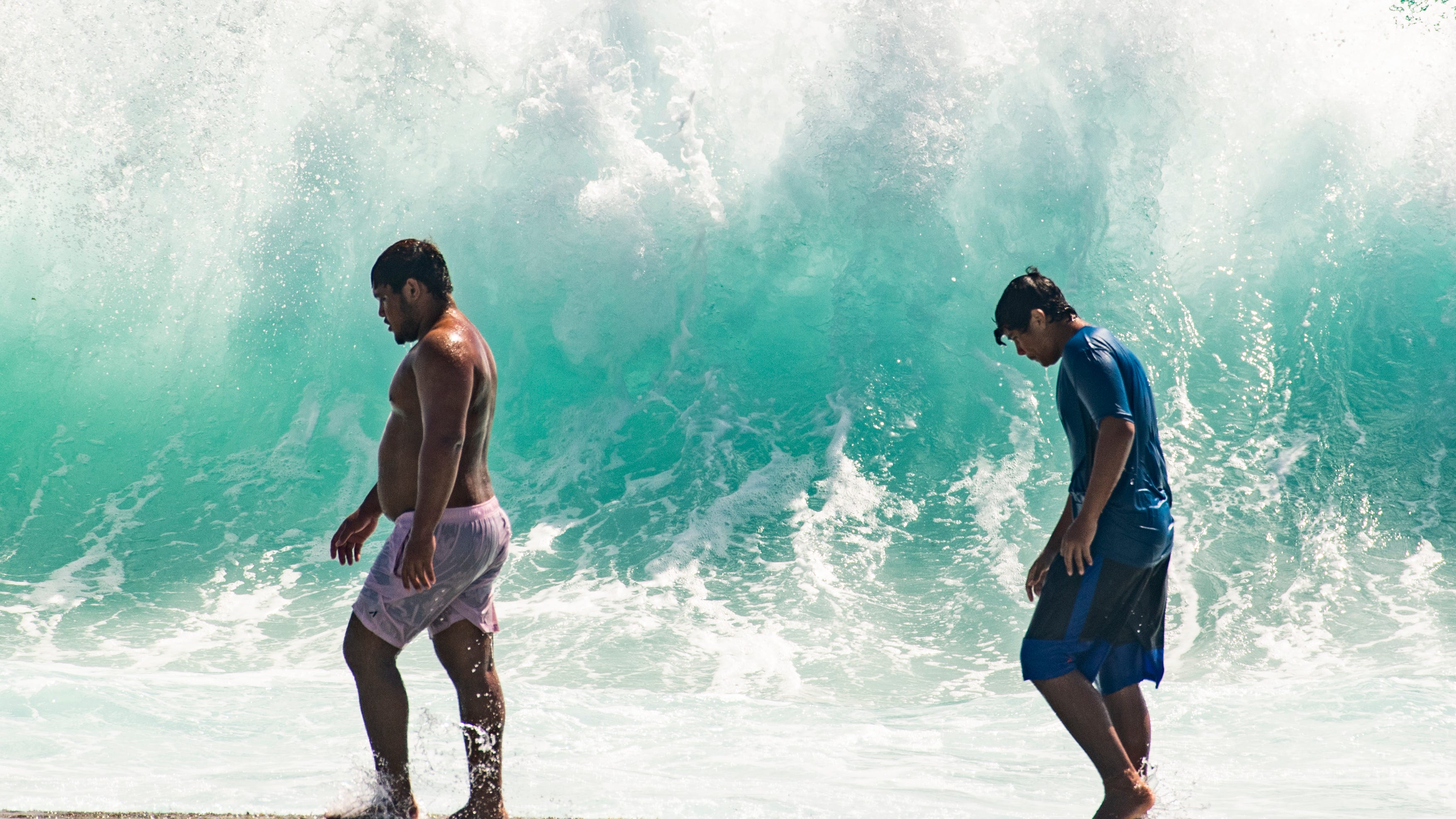 Hawaii waves crash into homes, weddings during south swell
