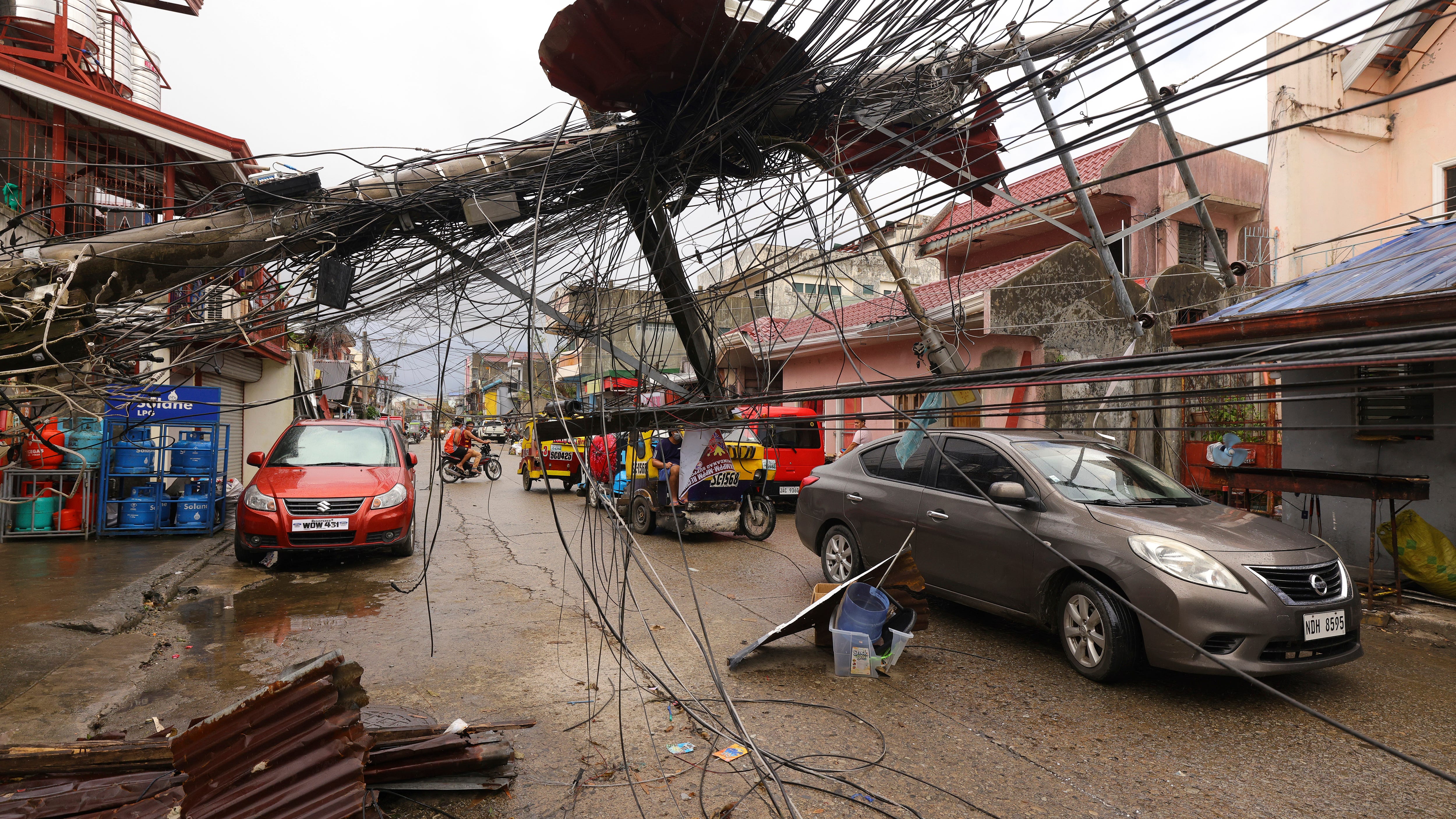 375 dead, 56 missing after typhoon slams Philippines