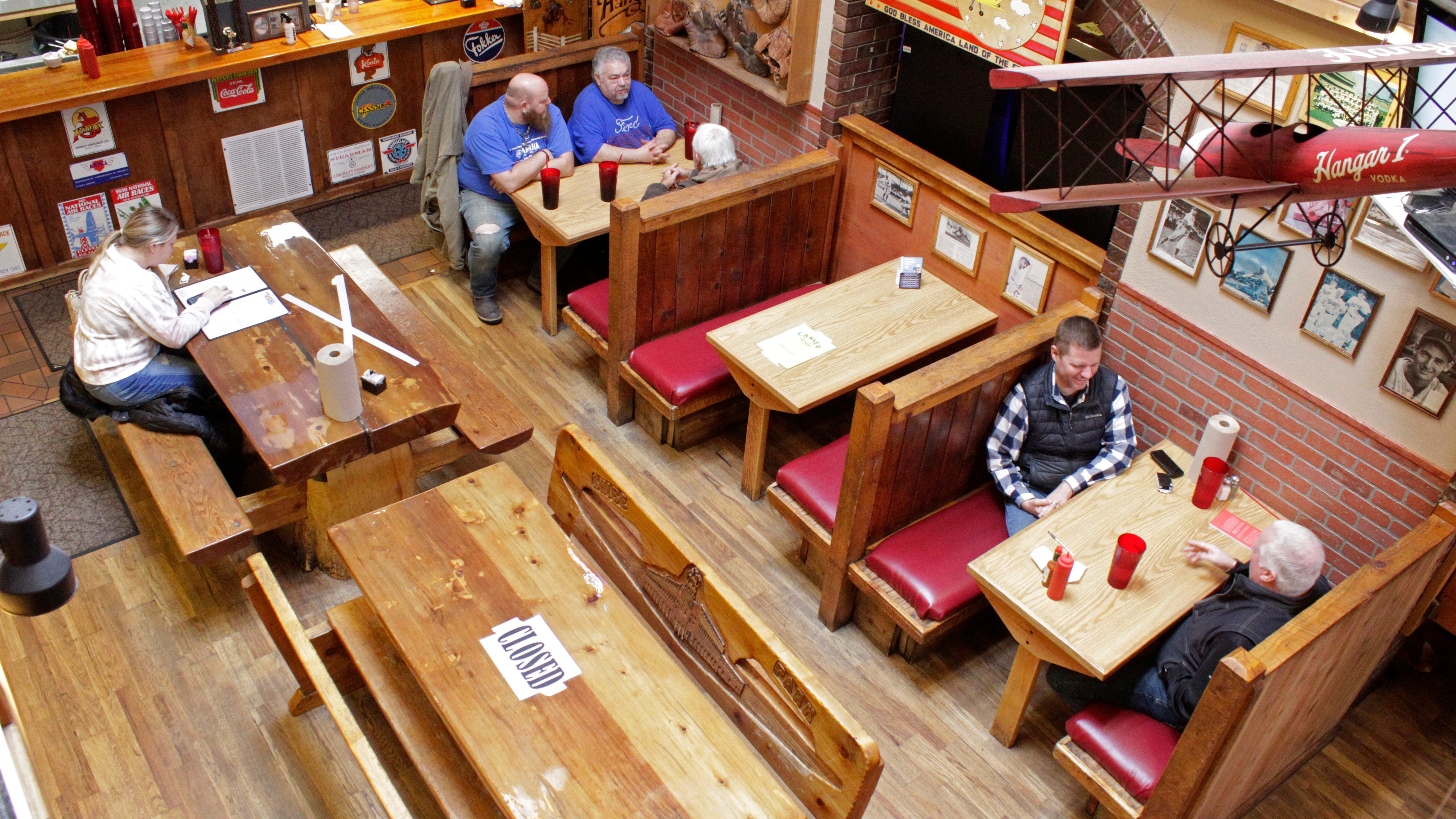 Defiance of virus dining bans grows as restaurants flounder