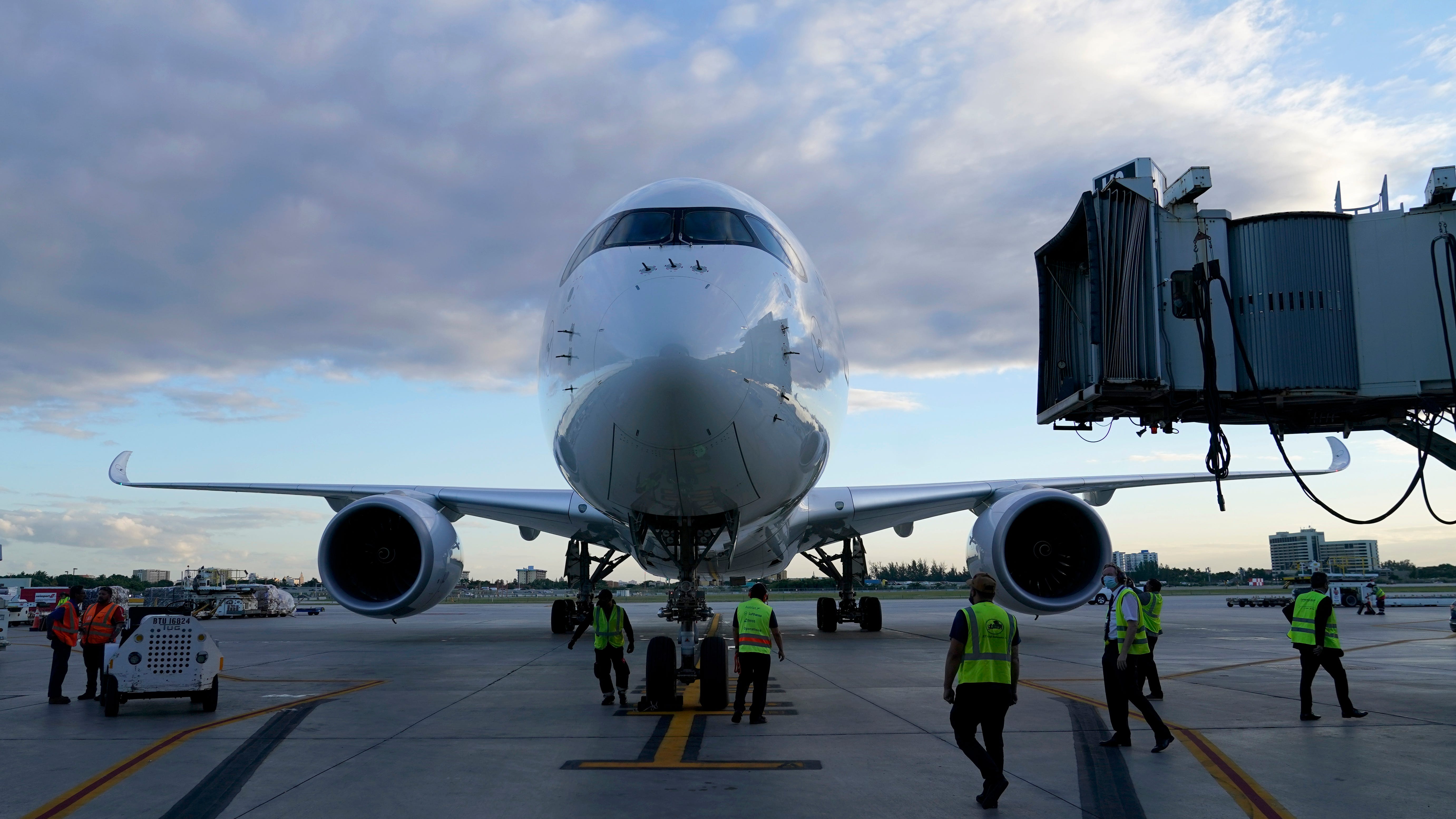 Lufthansa, United, Delta cancel flights over Christmas
