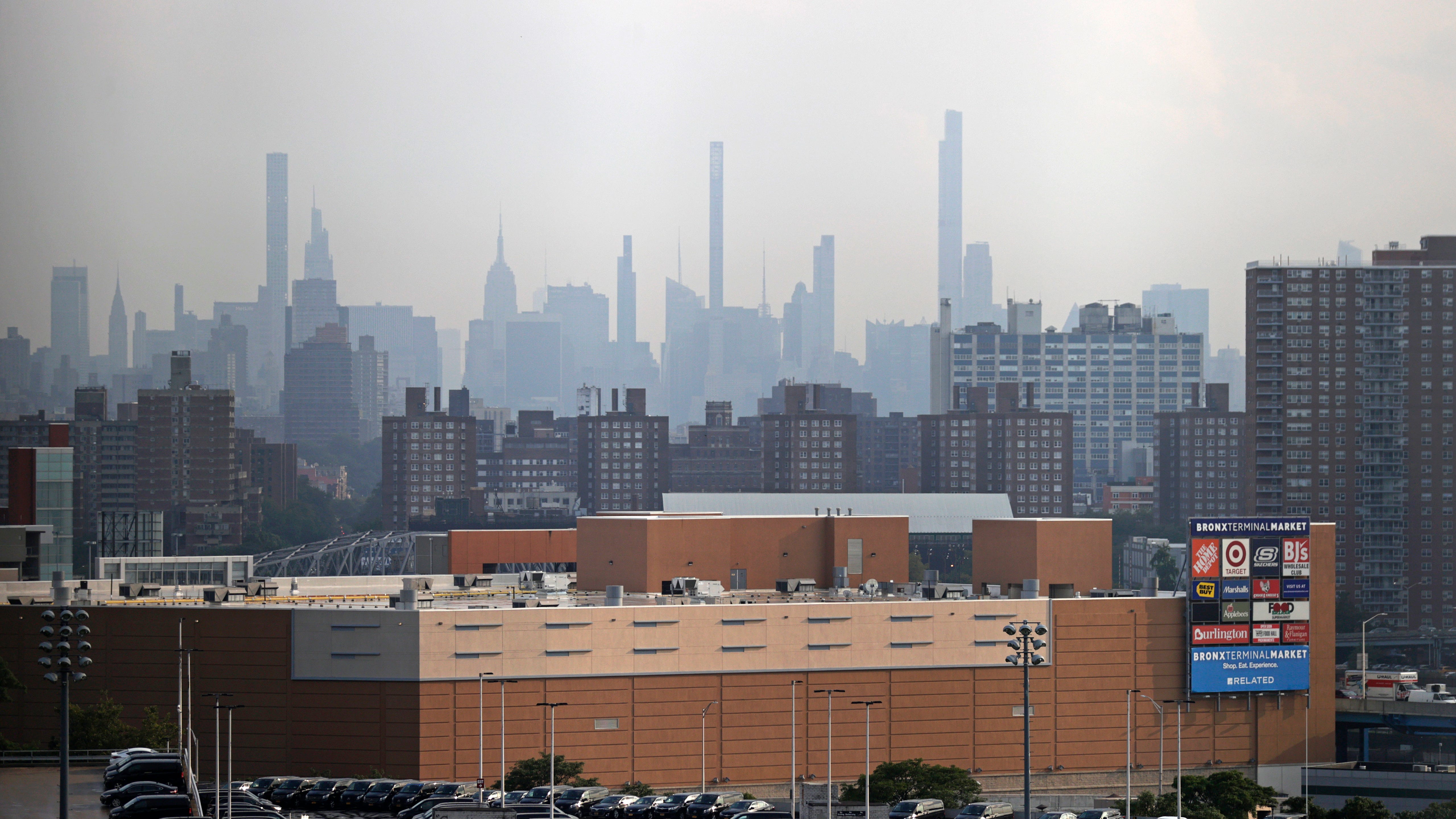 Wildfire smoke clouds sky, hurts air quality on East Coast