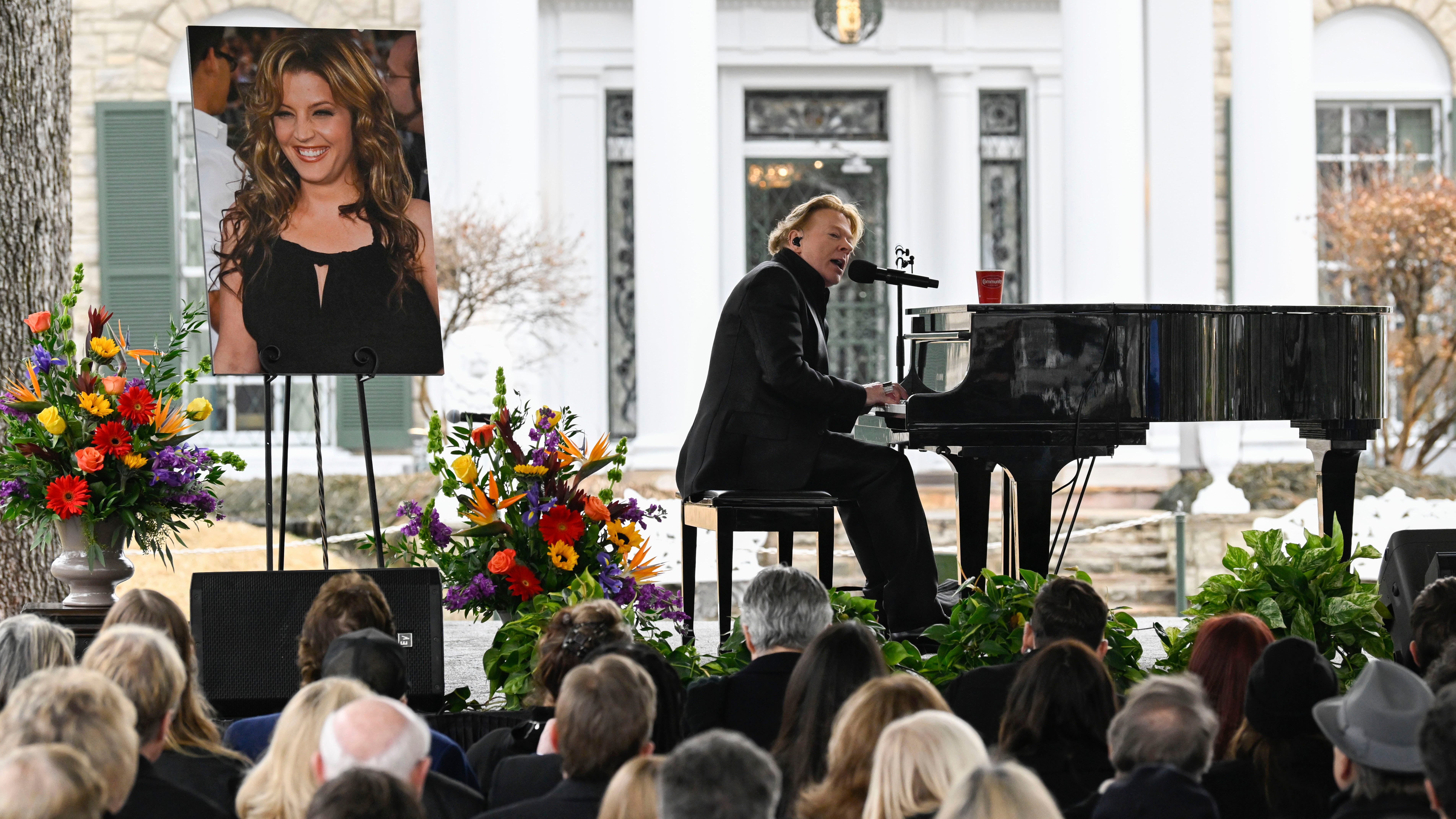 Fans, celebs gather at Graceland to mourn Lisa Marie Presley