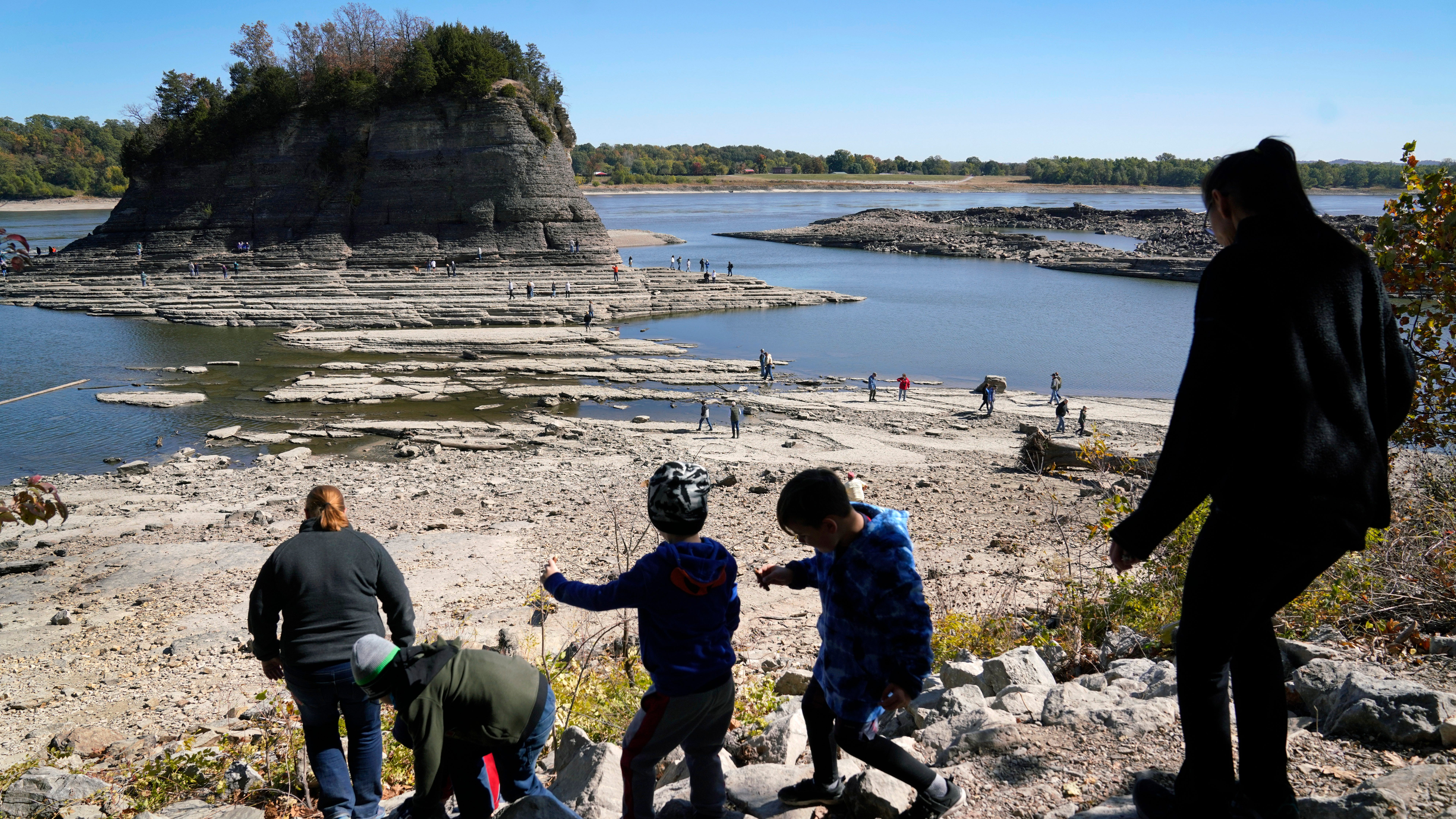 Drought snarls Mississippi River transit in blow to farmers