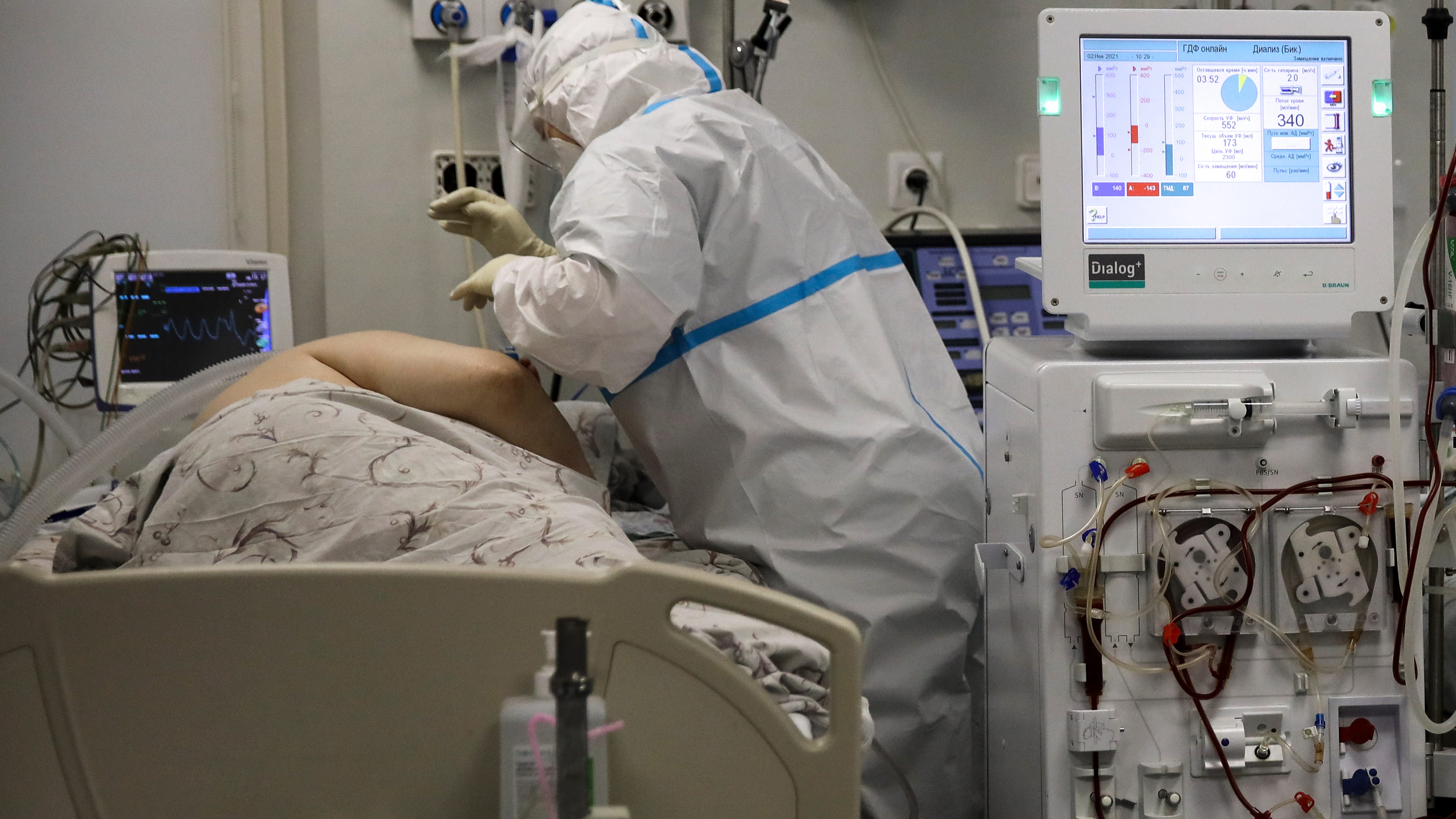 Russia sets another COVID-19 daily death record with 1,195