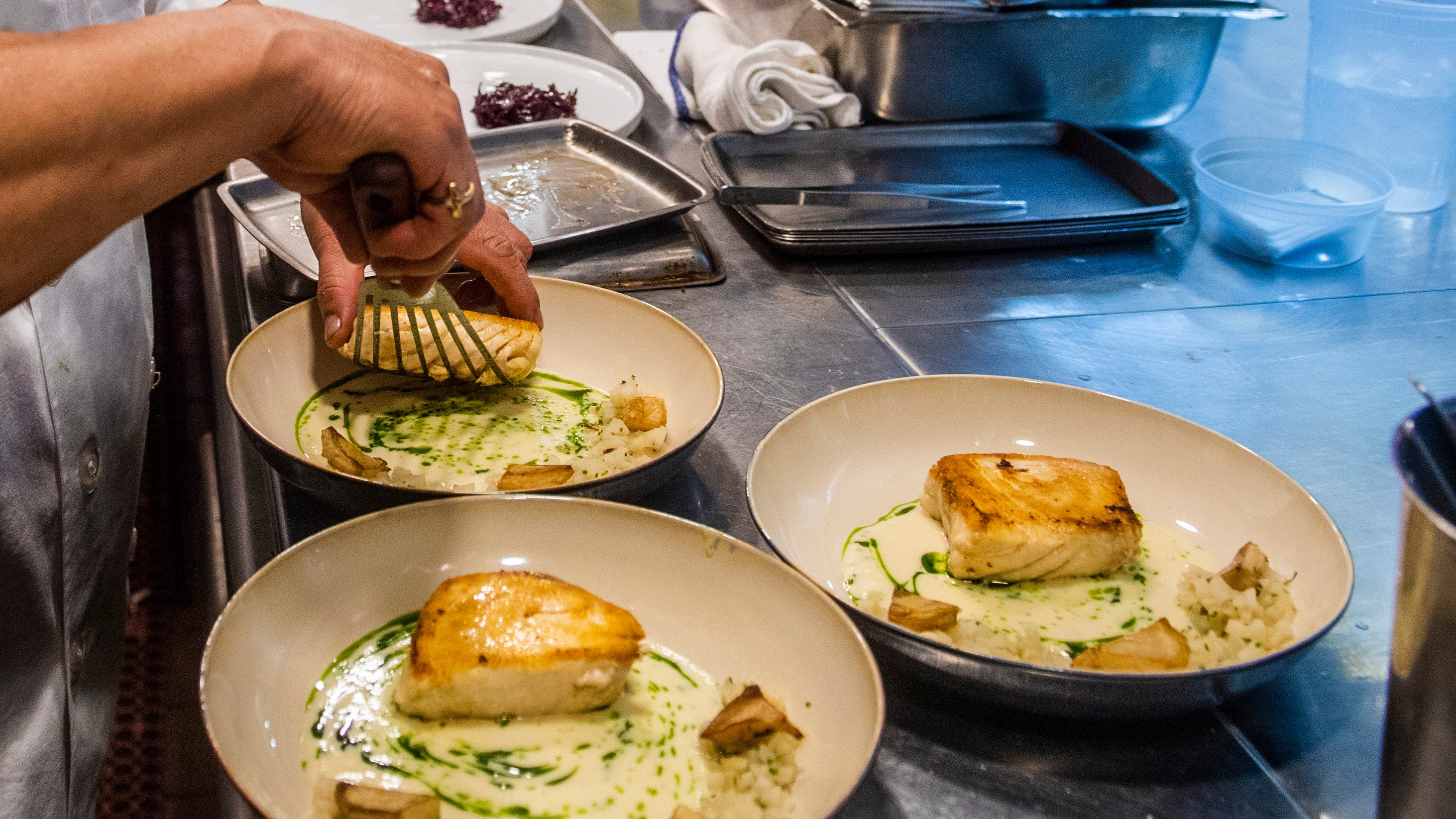 Sick workers tied to 40% of restaurant food poisoning outbreaks, CDC says
