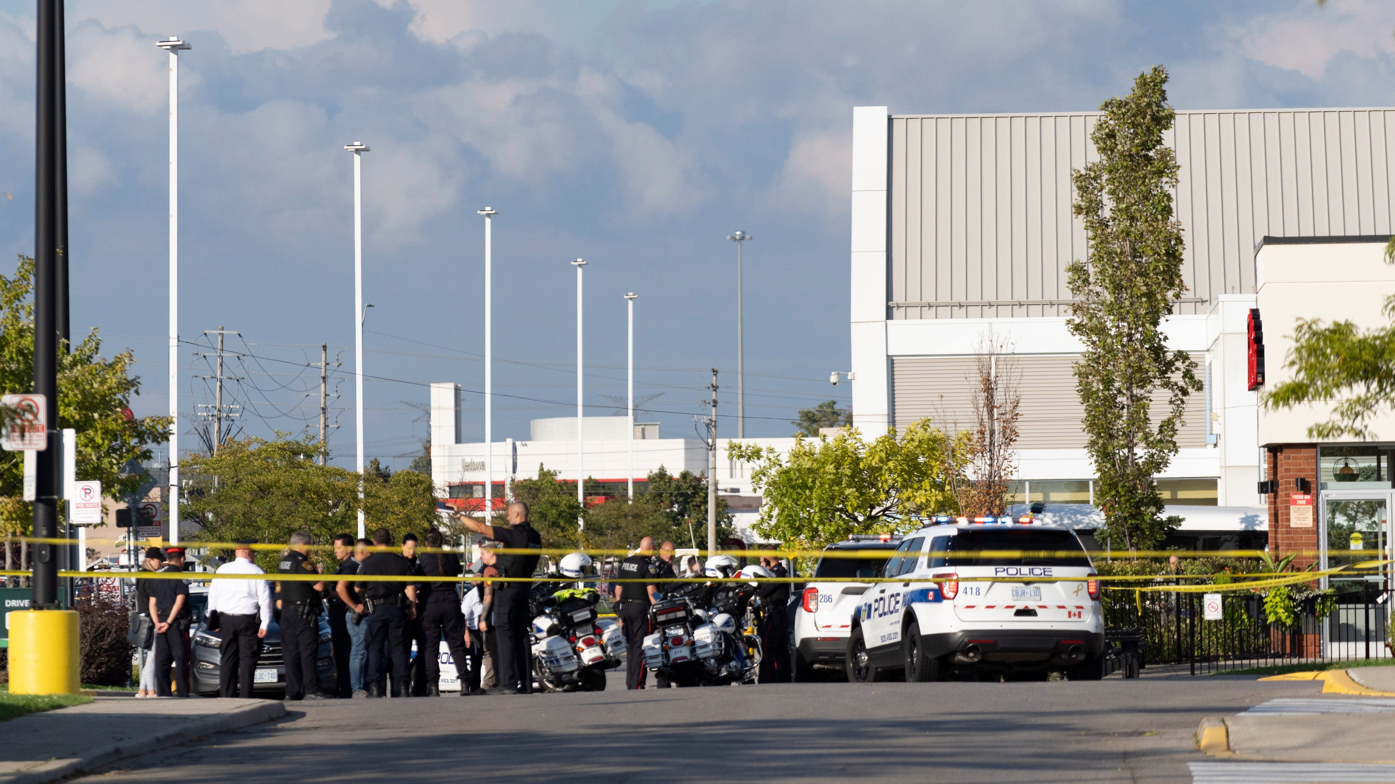 Man kills Toronto cop, 1 other before being killed by police