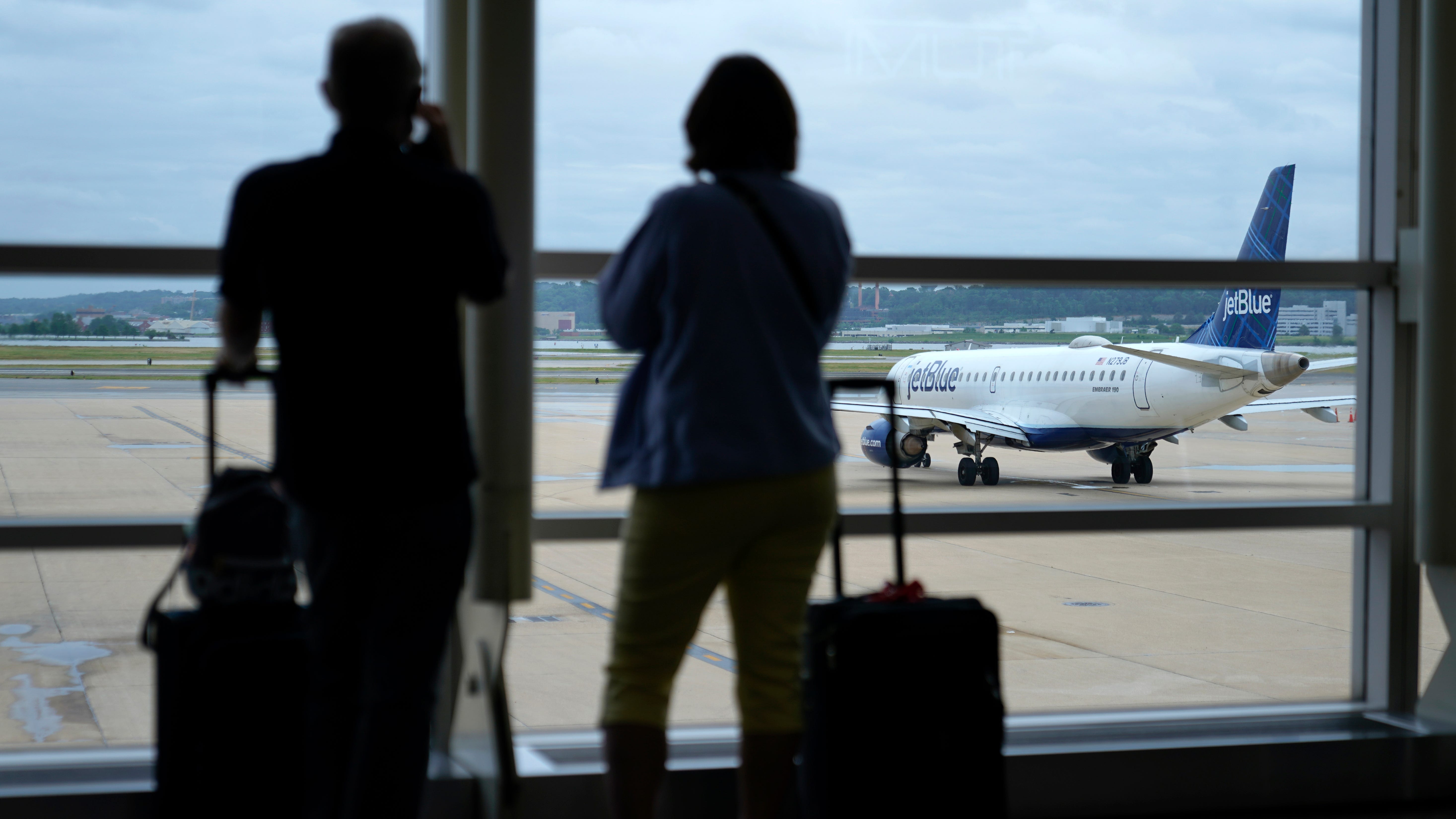 Key lawmaker quizzes airlines on delays, worker shortages 