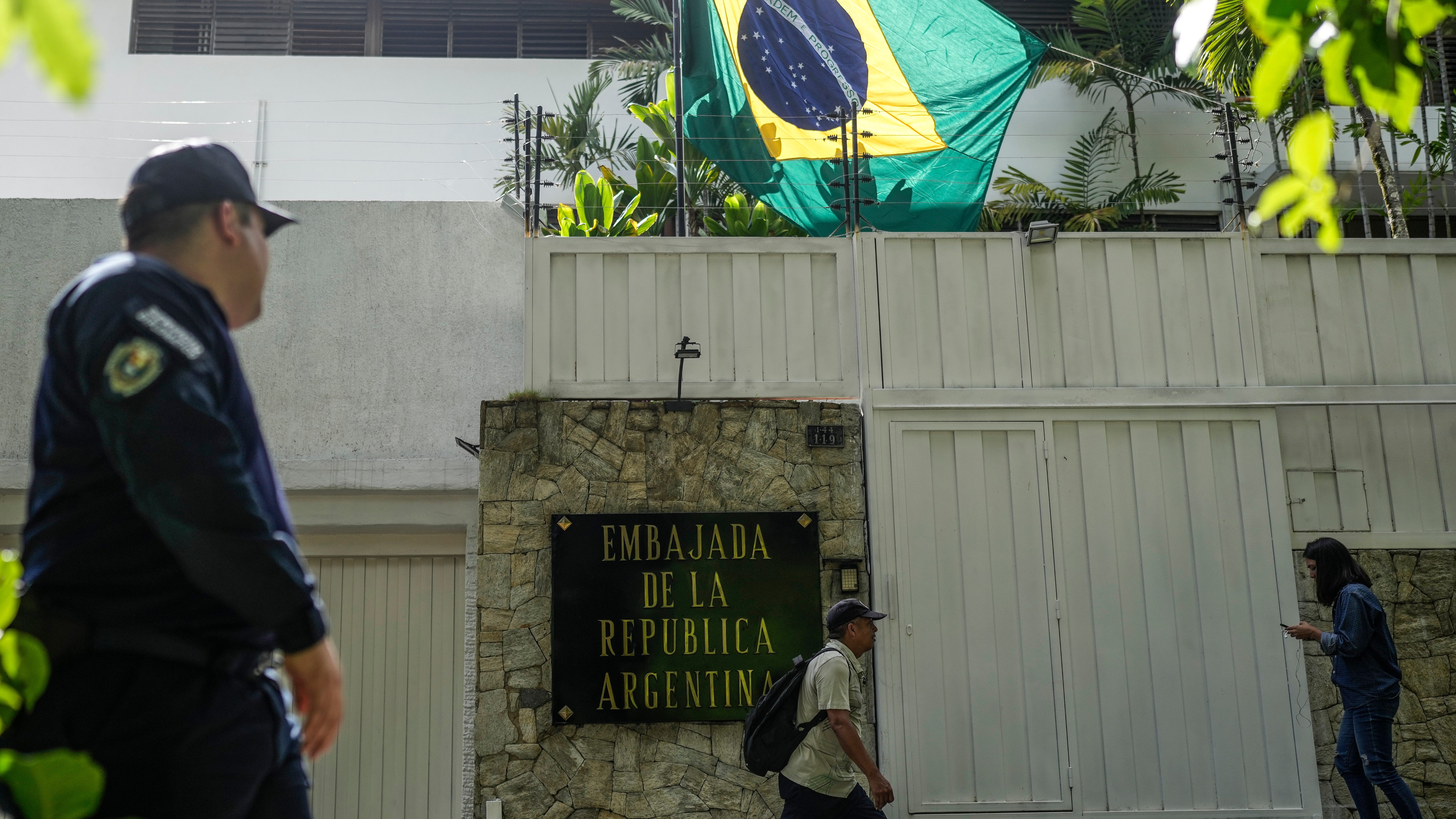 Diplomáticos argentinos dejan Venezuela; asilados venezolanos serán custodiados por Brasil