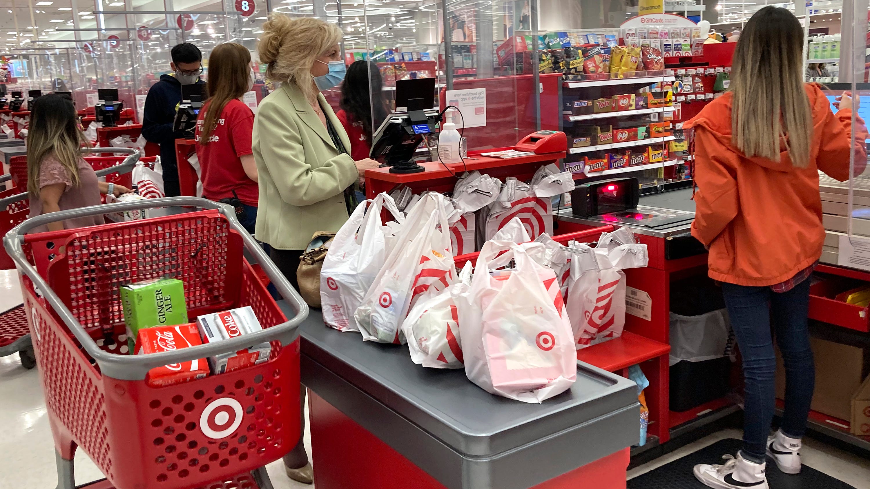 Retail sales rise 0.5% in March amid soaring inflation