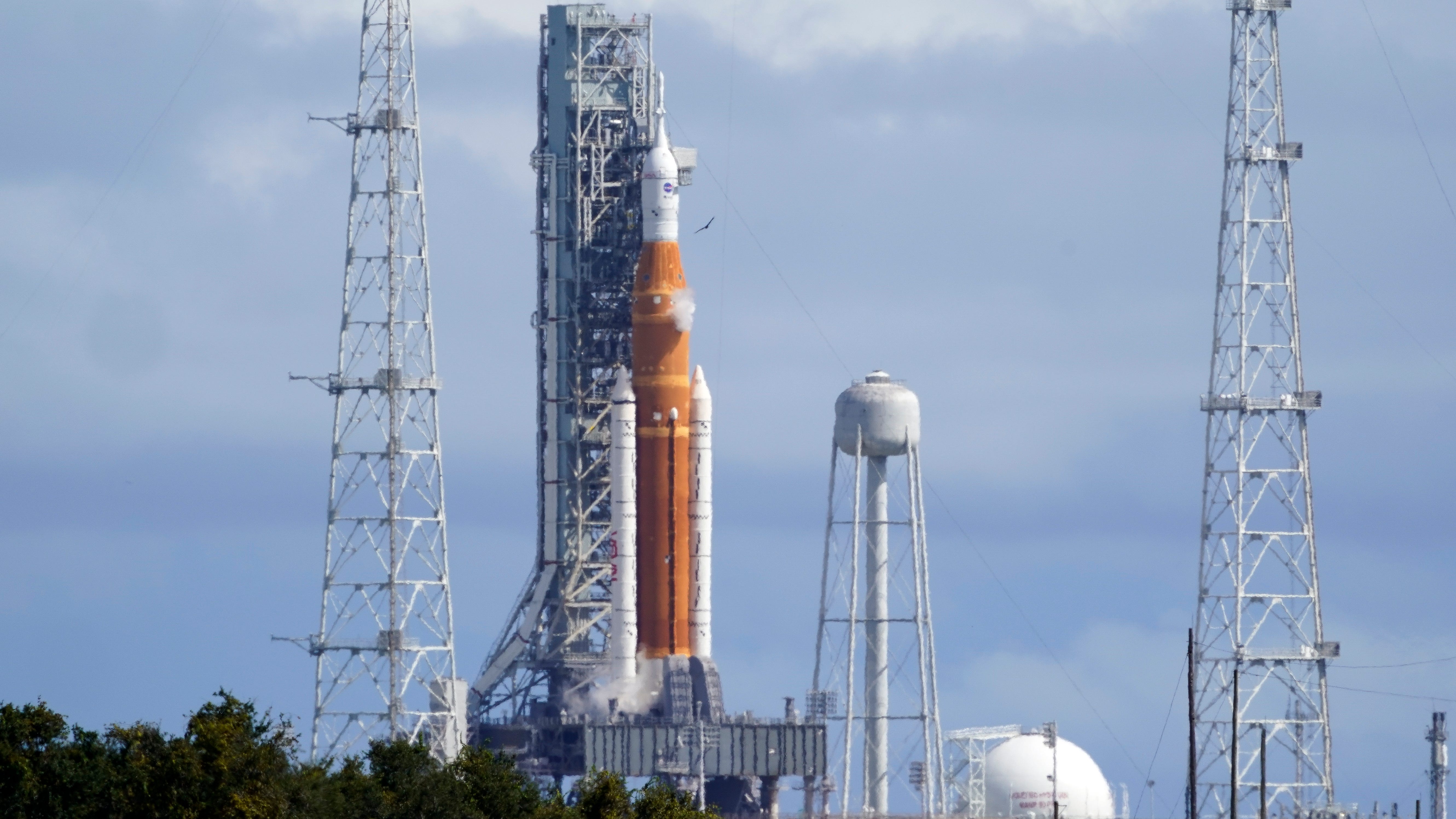 NASA fuels moon rocket in test, hit again with pesky leaks