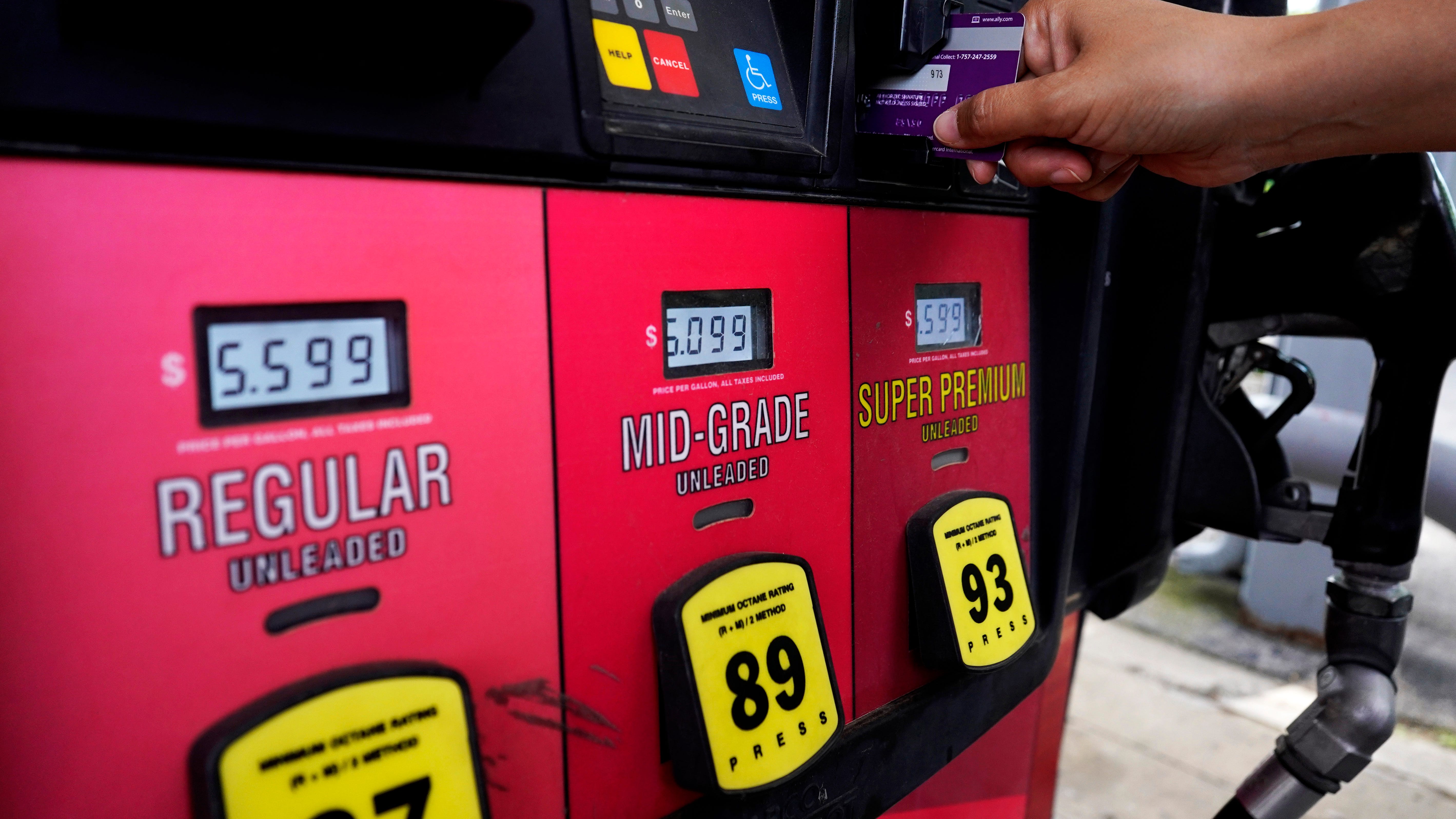 US economy shrinks for a 2nd quarter, raising recession fear