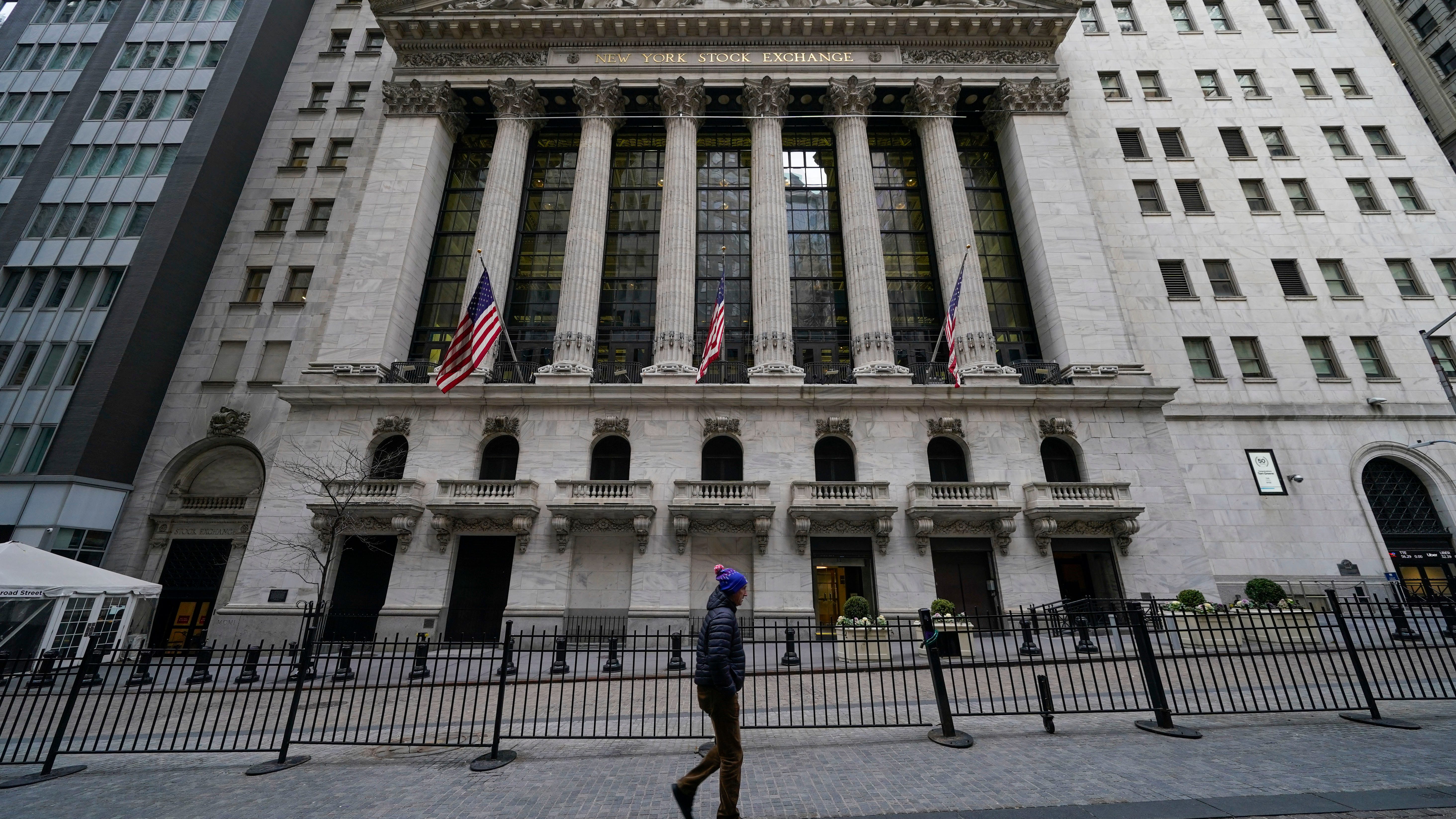 Stocks fall, breaking a 4-day winning streak on Wall Street