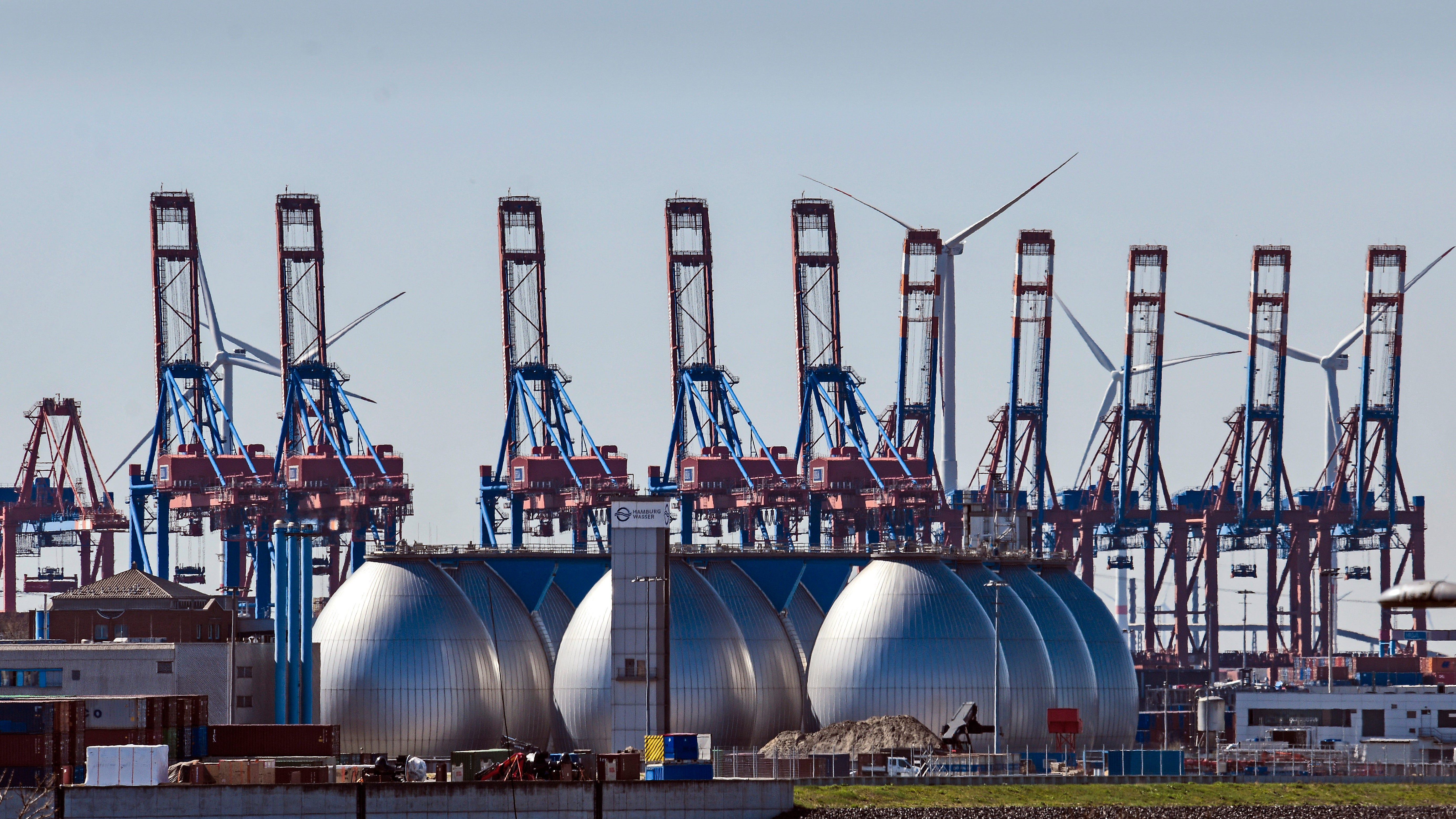 Poland urges EU to slap sanctions on Russian oil and gas