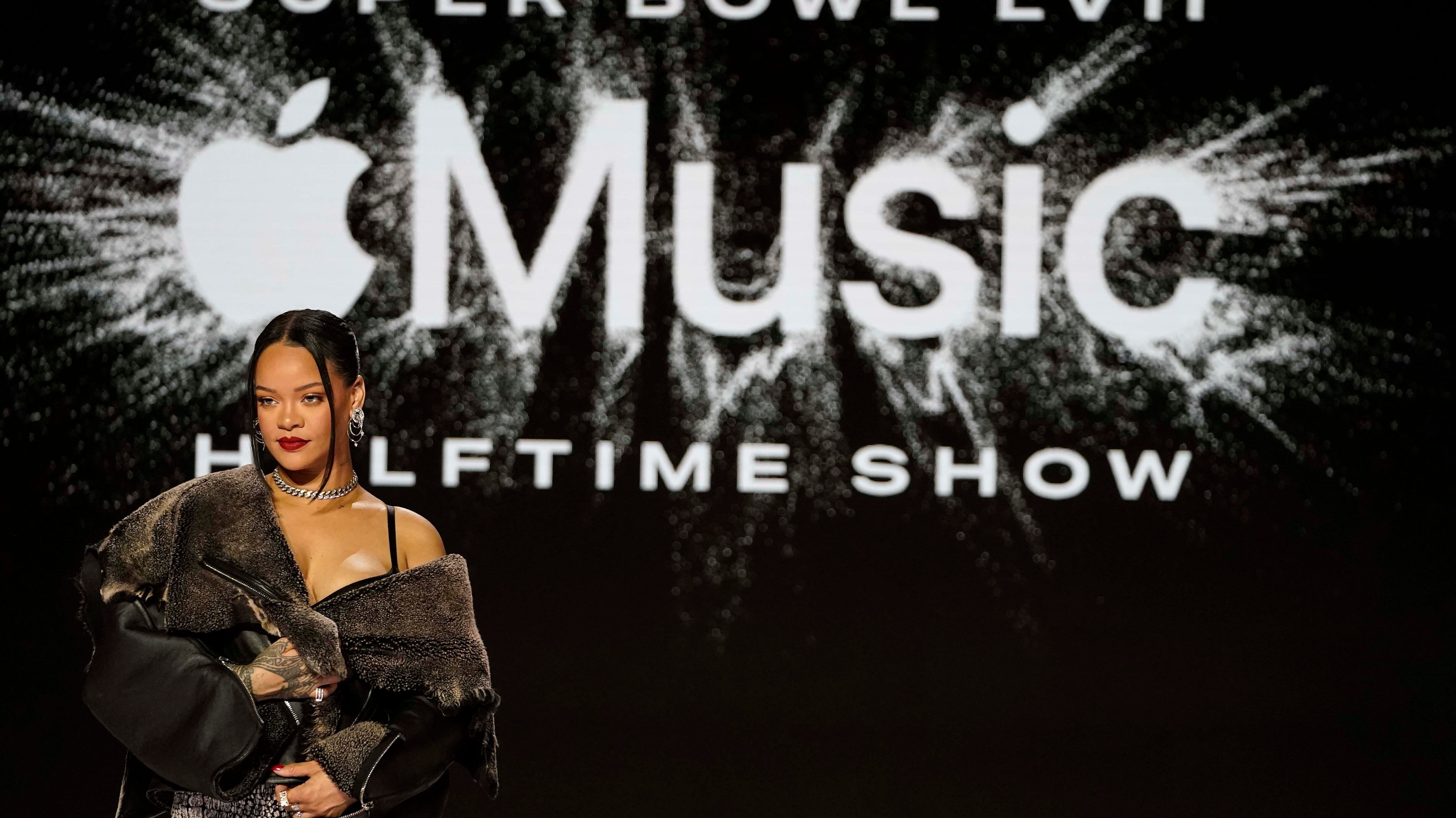 Rihanna, trio of anthems highlight Super Bowl's star power