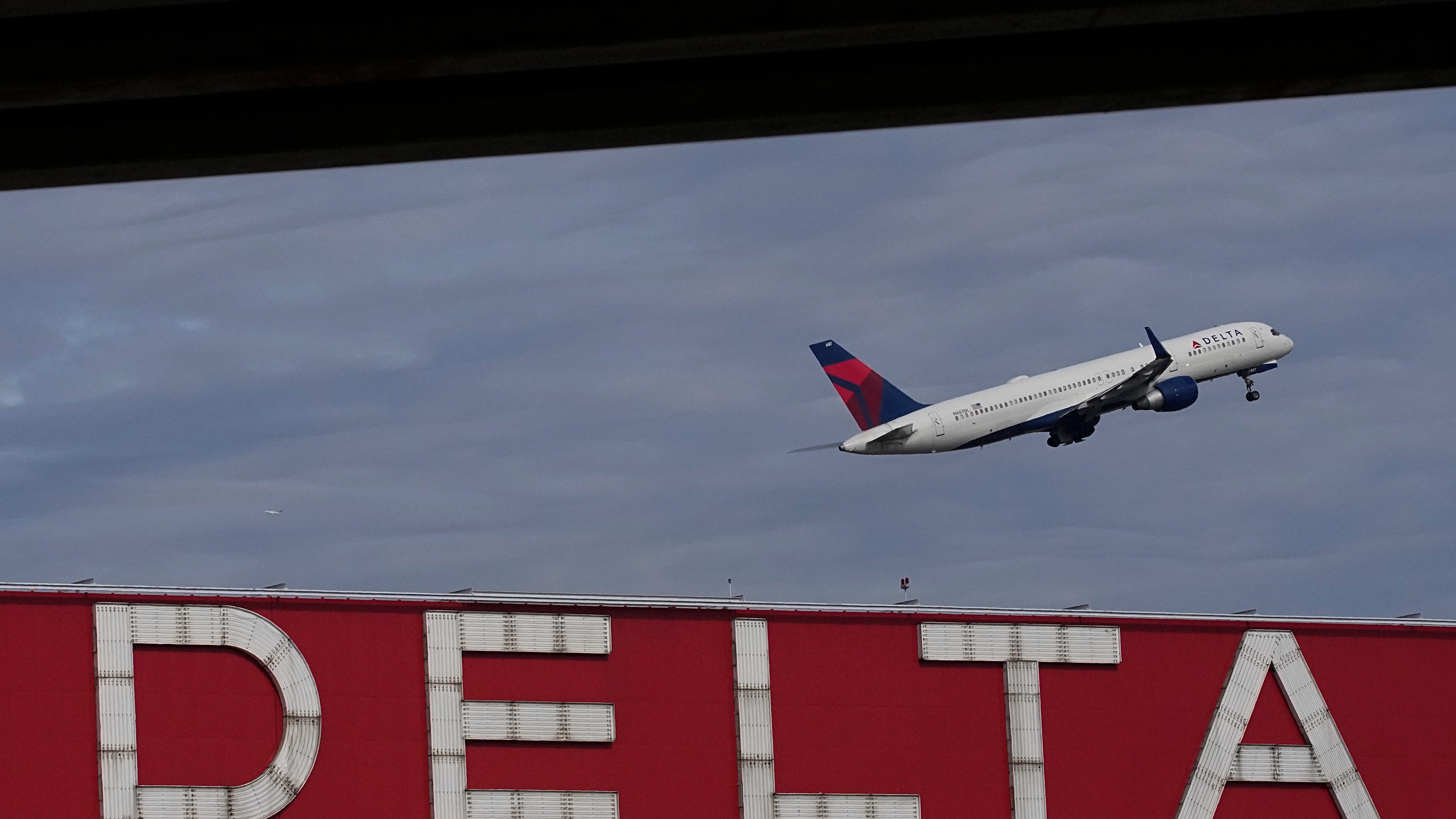 Delta loses $363 million but says travel demand still strong