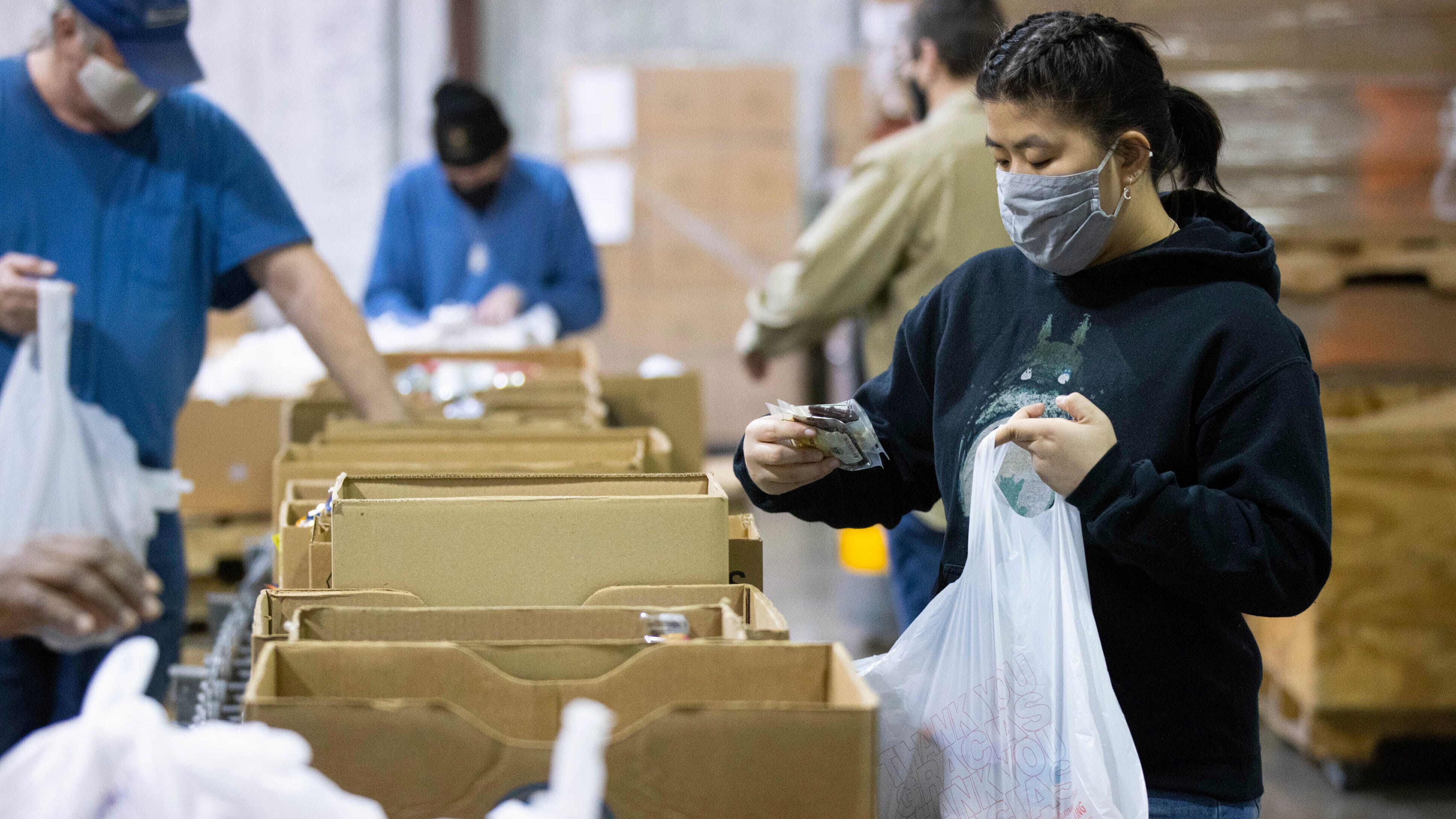 Omicron wave leaves US food banks scrambling for volunteers