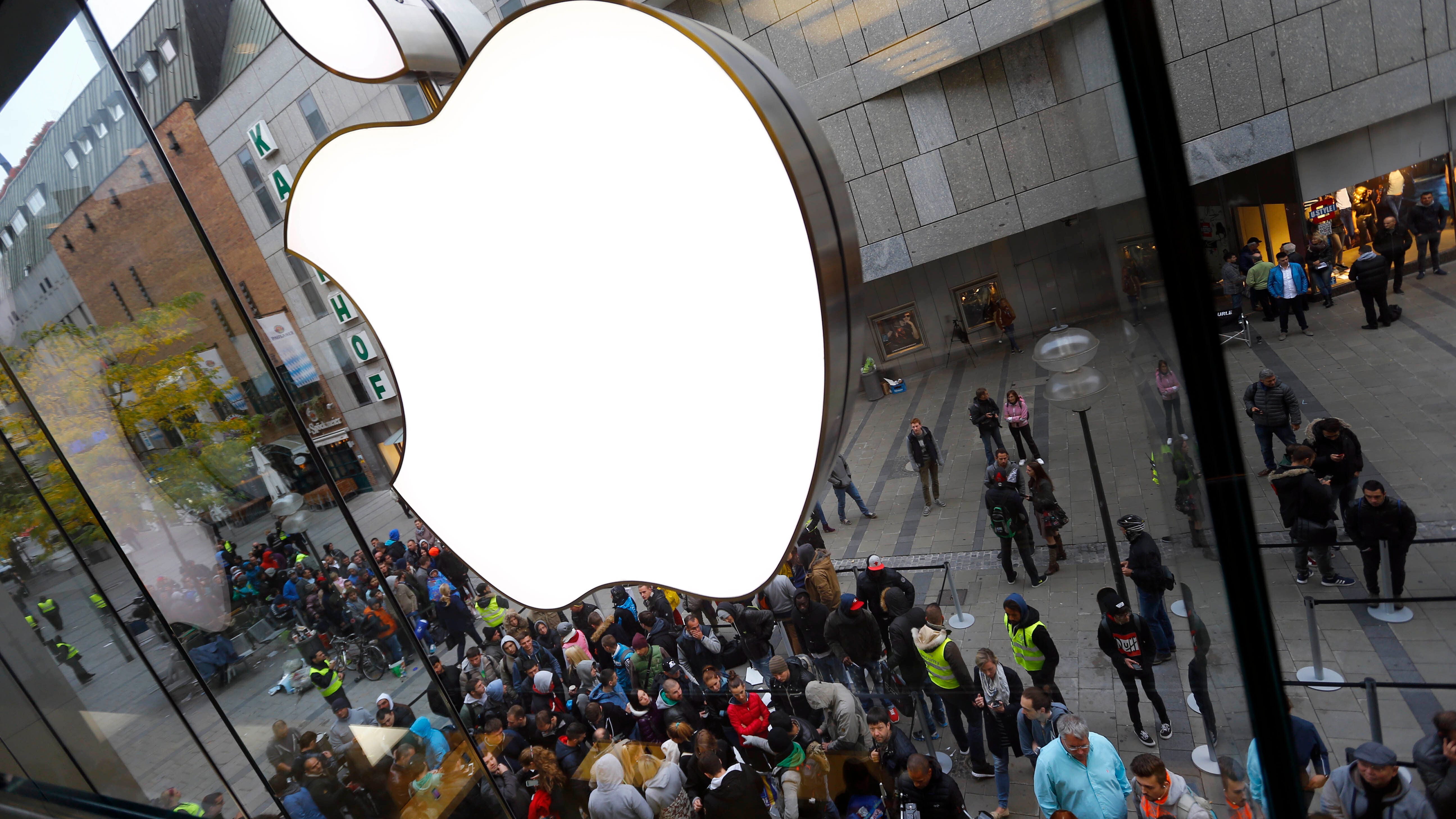 Apple urges security upgrade to iPhones, iPads