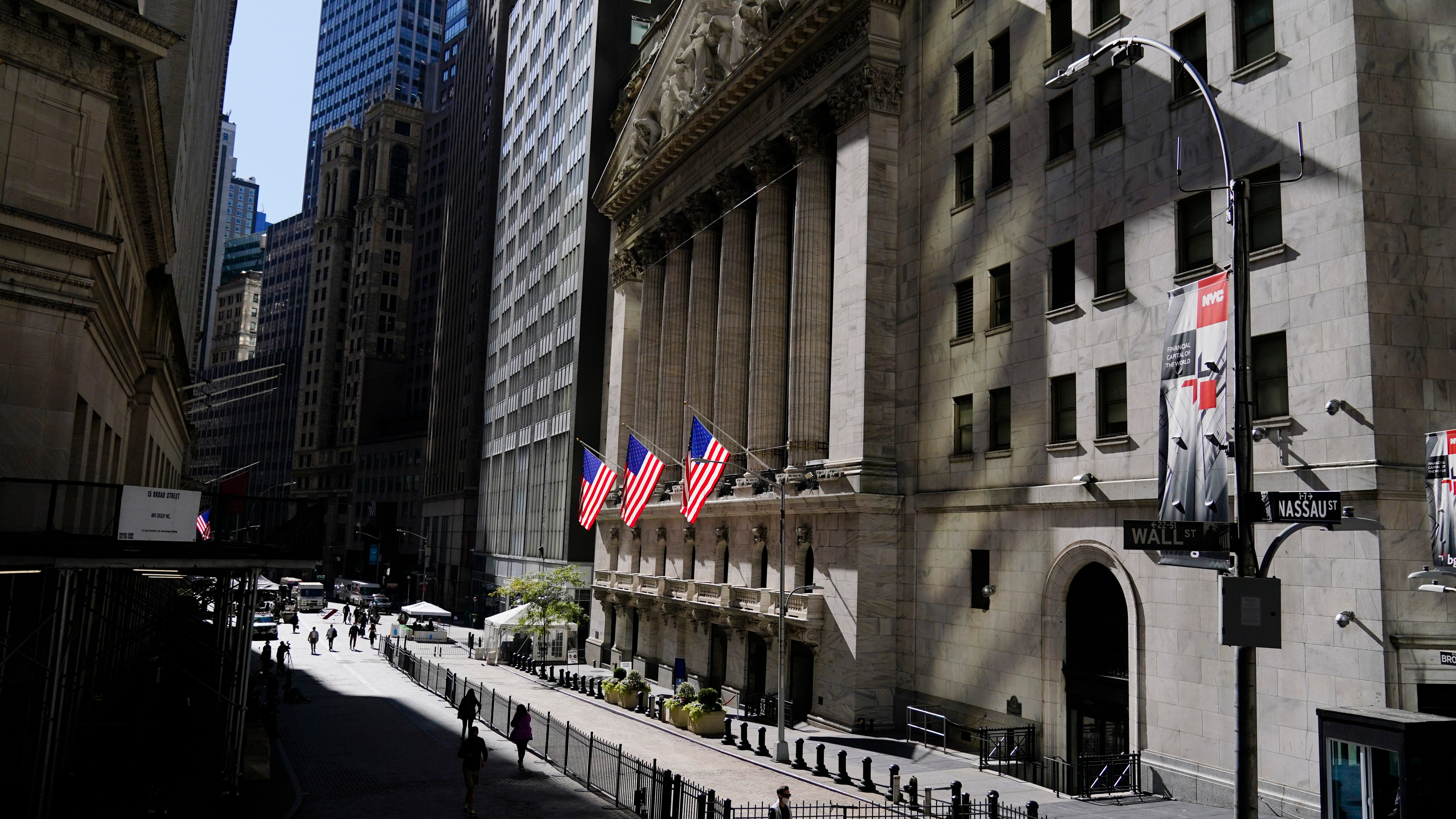 US stocks wobble over stimulus hopes, social media shines